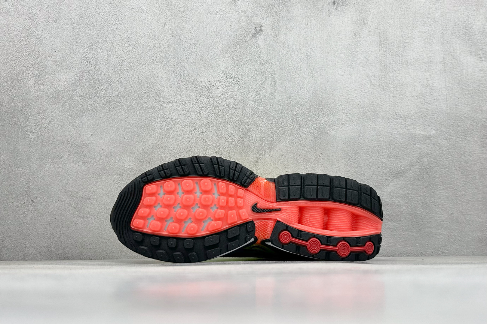 图片[4]-YH版 Nike Air Max Dn 网布 舒适时尚 减震耐磨 低帮 生活休闲鞋 今年 Air Max Day，搭载 “Dynamic Air”技术的 Nike Air Max Dn 首次亮相，四个分区圆形开窗气垫带来极高的辨识度。采用“Dynamic Air”技术加持，不仅具备着充满科技感的外观，更具备着优越的穿着质感。TPU 拱形稳定片为中足提供结构支撑，搭配后跟 TPU 贴片起到支撑跟腱的作用。注入式 Phylon 泡绵包裹 Air 气垫单元，适合街头行走的橡胶大底则包裹足跟部位，提供抓地力和耐穿性。 货号：HF5531-300 尺码：36-45-选品中心