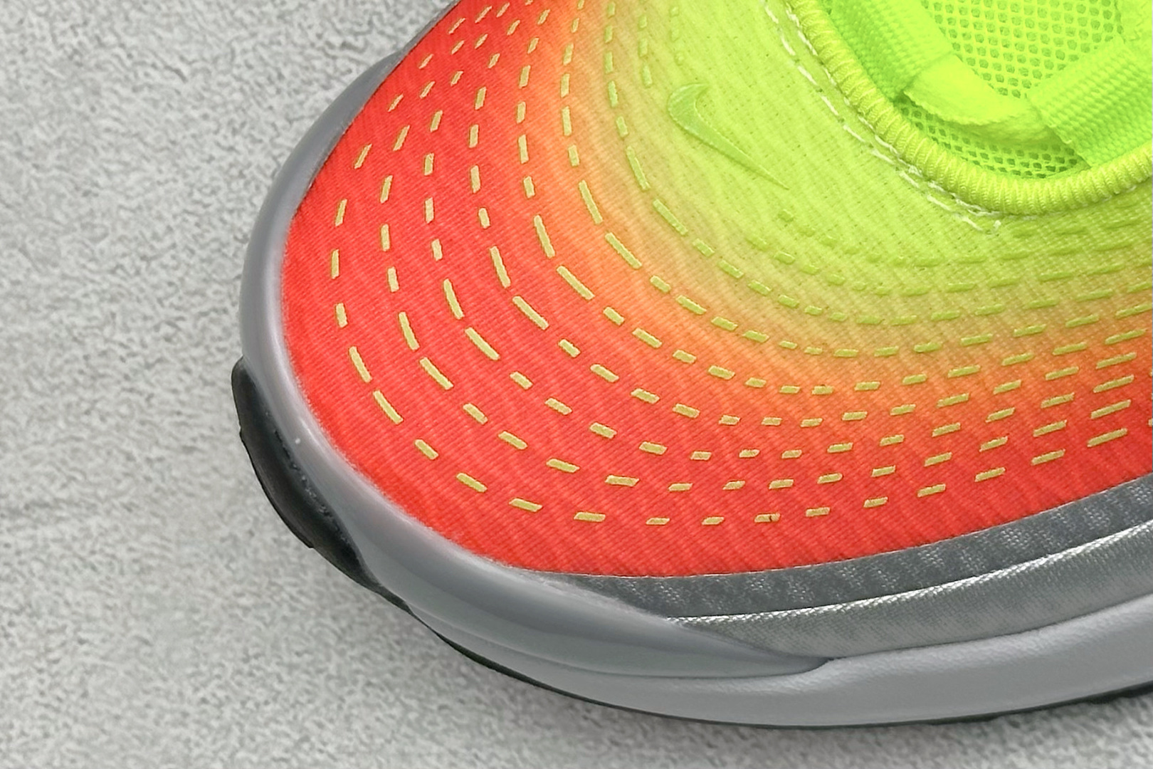 图片[7]-YH版 Nike Air Max Dn 网布 舒适时尚 减震耐磨 低帮 生活休闲鞋 今年 Air Max Day，搭载 “Dynamic Air”技术的 Nike Air Max Dn 首次亮相，四个分区圆形开窗气垫带来极高的辨识度。采用“Dynamic Air”技术加持，不仅具备着充满科技感的外观，更具备着优越的穿着质感。TPU 拱形稳定片为中足提供结构支撑，搭配后跟 TPU 贴片起到支撑跟腱的作用。注入式 Phylon 泡绵包裹 Air 气垫单元，适合街头行走的橡胶大底则包裹足跟部位，提供抓地力和耐穿性。 货号：HF5531-300 尺码：36-45-选品中心