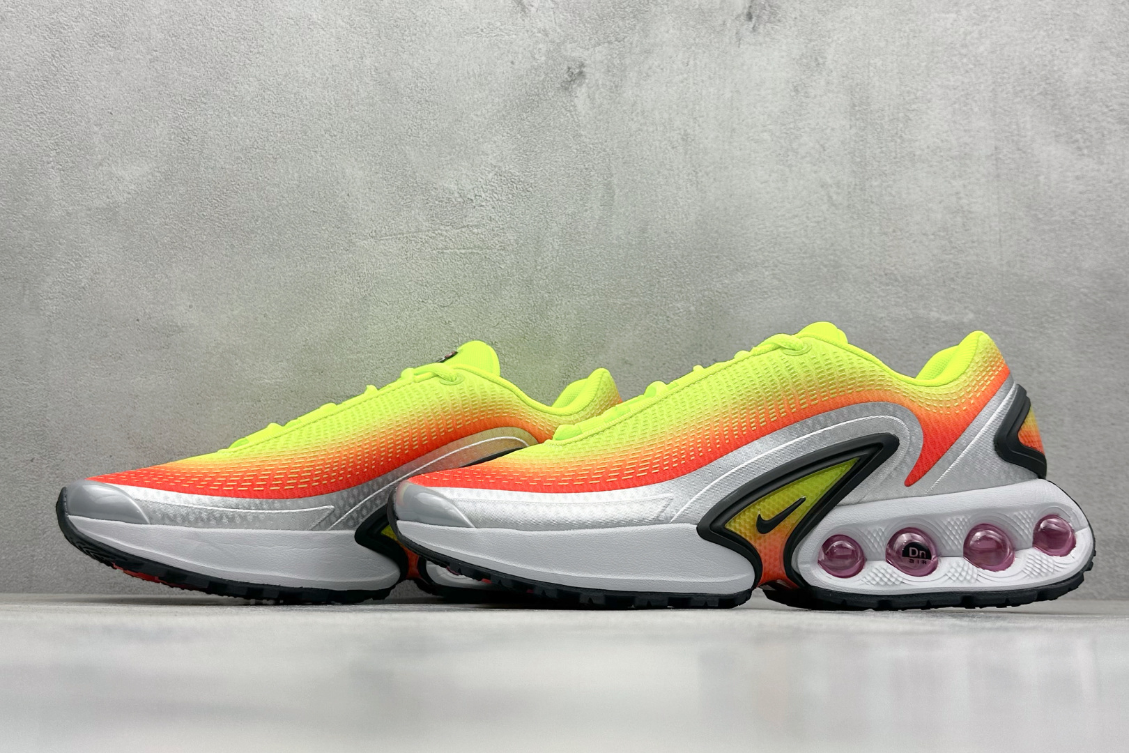 图片[5]-YH版 Nike Air Max Dn 网布 舒适时尚 减震耐磨 低帮 生活休闲鞋 今年 Air Max Day，搭载 “Dynamic Air”技术的 Nike Air Max Dn 首次亮相，四个分区圆形开窗气垫带来极高的辨识度。采用“Dynamic Air”技术加持，不仅具备着充满科技感的外观，更具备着优越的穿着质感。TPU 拱形稳定片为中足提供结构支撑，搭配后跟 TPU 贴片起到支撑跟腱的作用。注入式 Phylon 泡绵包裹 Air 气垫单元，适合街头行走的橡胶大底则包裹足跟部位，提供抓地力和耐穿性。 货号：HF5531-300 尺码：36-45-选品中心