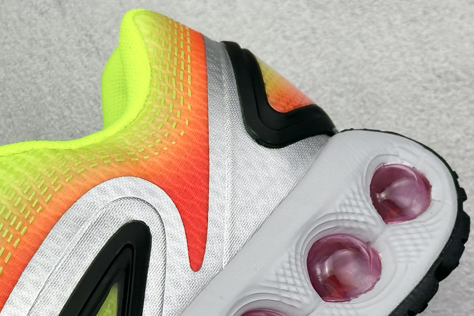 图片[9]-YH版 Nike Air Max Dn 网布 舒适时尚 减震耐磨 低帮 生活休闲鞋 今年 Air Max Day，搭载 “Dynamic Air”技术的 Nike Air Max Dn 首次亮相，四个分区圆形开窗气垫带来极高的辨识度。采用“Dynamic Air”技术加持，不仅具备着充满科技感的外观，更具备着优越的穿着质感。TPU 拱形稳定片为中足提供结构支撑，搭配后跟 TPU 贴片起到支撑跟腱的作用。注入式 Phylon 泡绵包裹 Air 气垫单元，适合街头行走的橡胶大底则包裹足跟部位，提供抓地力和耐穿性。 货号：HF5531-300 尺码：36-45-选品中心