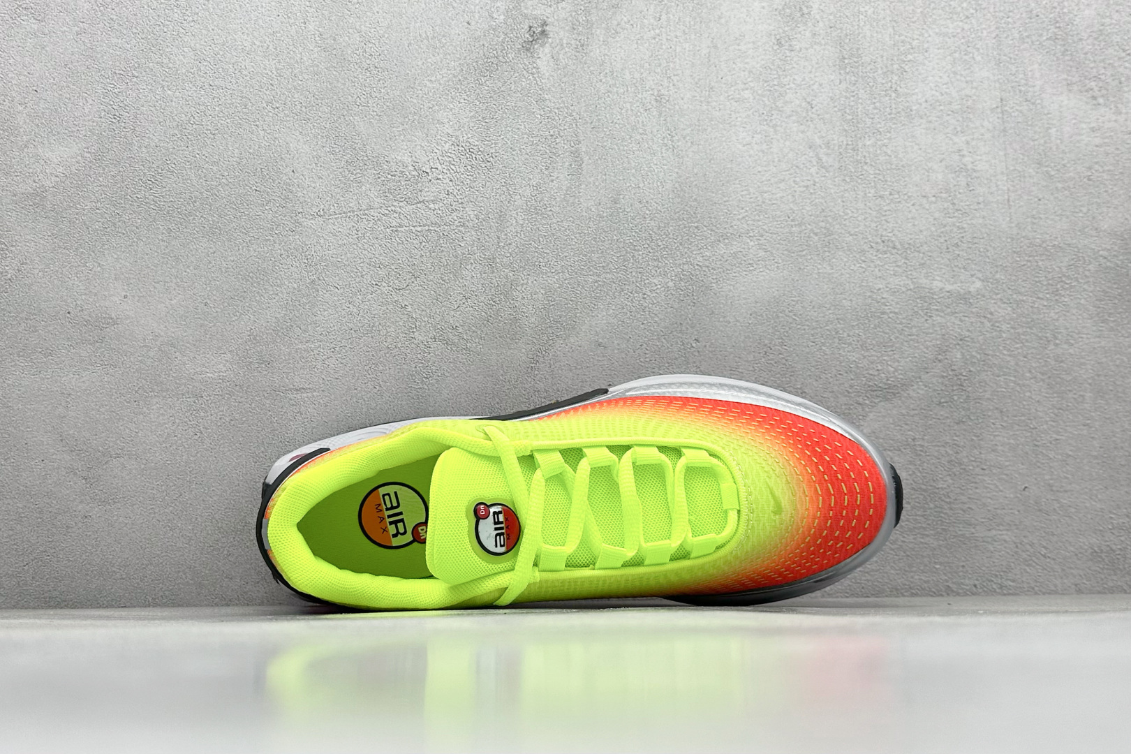 图片[3]-YH版 Nike Air Max Dn 网布 舒适时尚 减震耐磨 低帮 生活休闲鞋 今年 Air Max Day，搭载 “Dynamic Air”技术的 Nike Air Max Dn 首次亮相，四个分区圆形开窗气垫带来极高的辨识度。采用“Dynamic Air”技术加持，不仅具备着充满科技感的外观，更具备着优越的穿着质感。TPU 拱形稳定片为中足提供结构支撑，搭配后跟 TPU 贴片起到支撑跟腱的作用。注入式 Phylon 泡绵包裹 Air 气垫单元，适合街头行走的橡胶大底则包裹足跟部位，提供抓地力和耐穿性。 货号：HF5531-300 尺码：36-45-选品中心