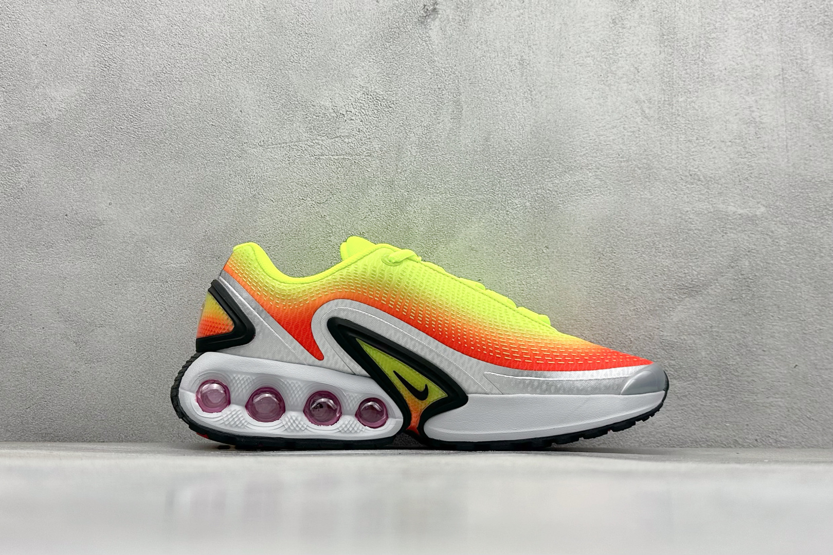 图片[2]-YH版 Nike Air Max Dn 网布 舒适时尚 减震耐磨 低帮 生活休闲鞋 今年 Air Max Day，搭载 “Dynamic Air”技术的 Nike Air Max Dn 首次亮相，四个分区圆形开窗气垫带来极高的辨识度。采用“Dynamic Air”技术加持，不仅具备着充满科技感的外观，更具备着优越的穿着质感。TPU 拱形稳定片为中足提供结构支撑，搭配后跟 TPU 贴片起到支撑跟腱的作用。注入式 Phylon 泡绵包裹 Air 气垫单元，适合街头行走的橡胶大底则包裹足跟部位，提供抓地力和耐穿性。 货号：HF5531-300 尺码：36-45-选品中心