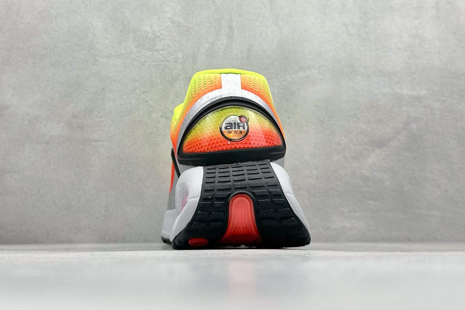 图片[6]-YH版 Nike Air Max Dn 网布 舒适时尚 减震耐磨 低帮 生活休闲鞋 今年 Air Max Day，搭载 “Dynamic Air”技术的 Nike Air Max Dn 首次亮相，四个分区圆形开窗气垫带来极高的辨识度。采用“Dynamic Air”技术加持，不仅具备着充满科技感的外观，更具备着优越的穿着质感。TPU 拱形稳定片为中足提供结构支撑，搭配后跟 TPU 贴片起到支撑跟腱的作用。注入式 Phylon 泡绵包裹 Air 气垫单元，适合街头行走的橡胶大底则包裹足跟部位，提供抓地力和耐穿性。 货号：HF5531-300 尺码：36-45-选品中心