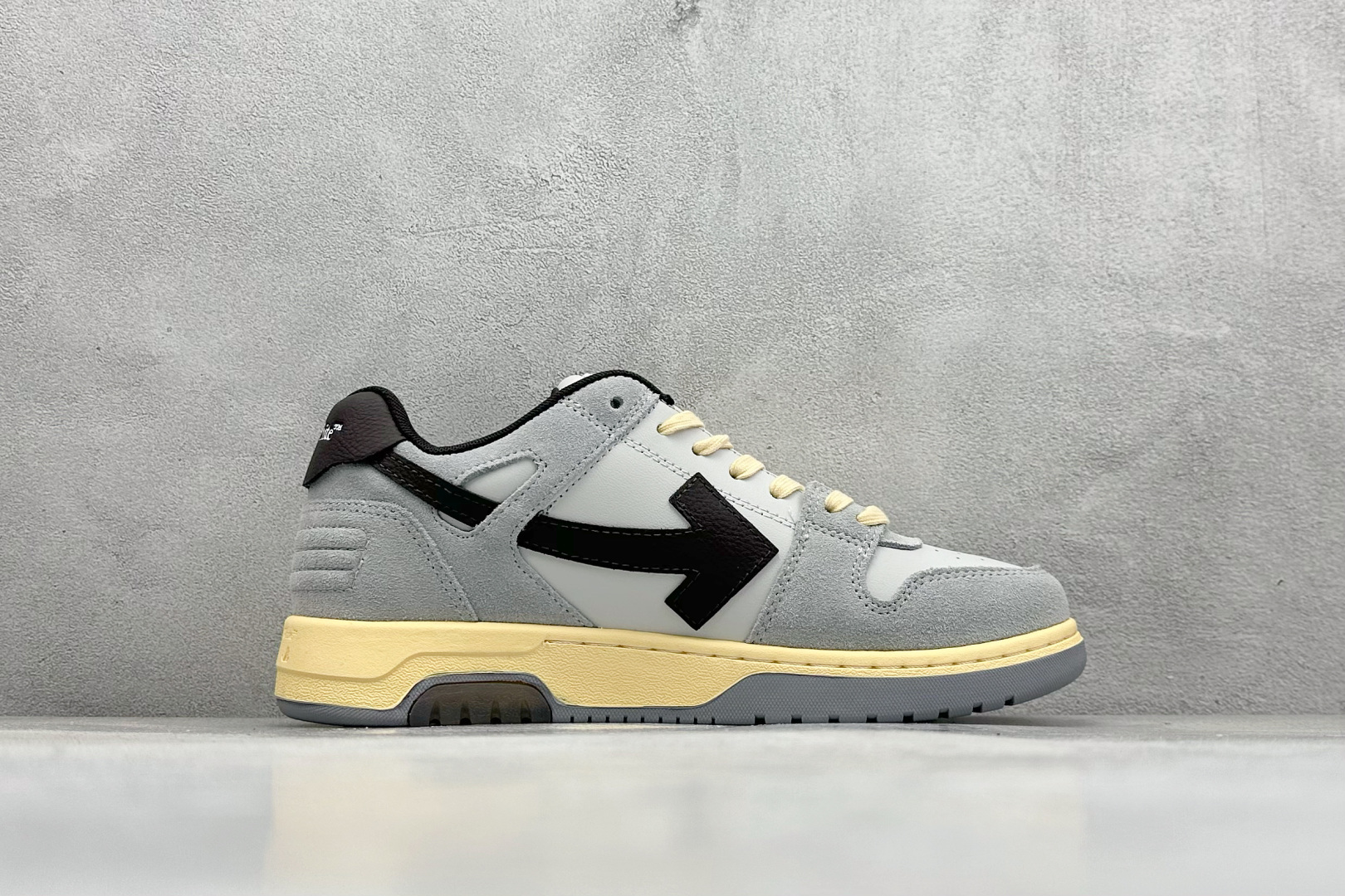 图片[2]-S版 OFF-White C/O VirGil Abloh 时尚百搭休闲鞋 独家首发新款 采用环保牛剖革组合网织布鞋面材质 鞋垫嵌入发泡缓震EVA物料 正确中底搭载EVA轻量缓震 外置牙钉防滑橡胶大底 正确配件同步定制 尺码：36-47-选品中心