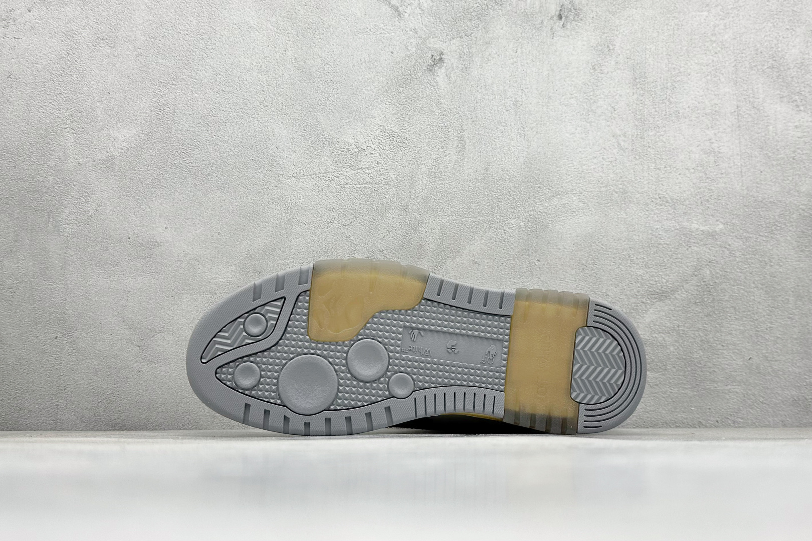 图片[4]-S版 OFF-White C/O VirGil Abloh 时尚百搭休闲鞋 独家首发新款 采用环保牛剖革组合网织布鞋面材质 鞋垫嵌入发泡缓震EVA物料 正确中底搭载EVA轻量缓震 外置牙钉防滑橡胶大底 正确配件同步定制 尺码：36-47-选品中心