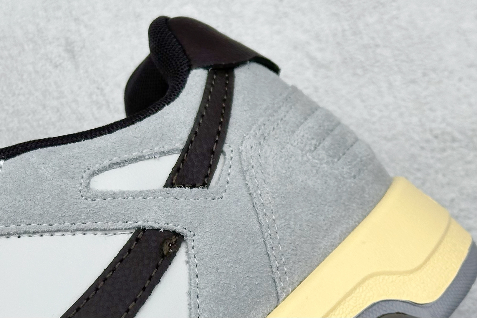 图片[9]-S版 OFF-White C/O VirGil Abloh 时尚百搭休闲鞋 独家首发新款 采用环保牛剖革组合网织布鞋面材质 鞋垫嵌入发泡缓震EVA物料 正确中底搭载EVA轻量缓震 外置牙钉防滑橡胶大底 正确配件同步定制 尺码：36-47-选品中心