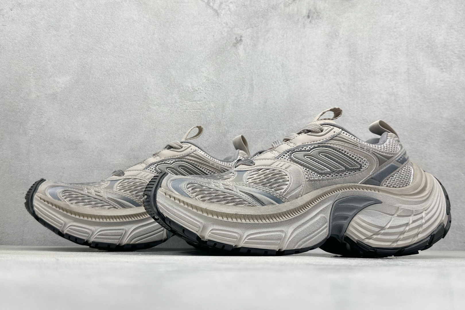 图片[5]-OK Balenciaga巴黎世家 系带 低帮生活休闲鞋 巴黎十二代 采用超细纤维和网布 其前卫的设计、夸张的体积和反光细节赋予其特别的轮廓 采用网布材质制成，带来良好脚感舒适透气，外观依旧采用是经典造型，鞋身富有潮流感且易穿搭，目前市面唯一原厂滚筒做旧，多层组合橡胶大底防滑耐磨 尺码： 35 36 37 38 39 40 41 42 43 44 45 46-选品中心