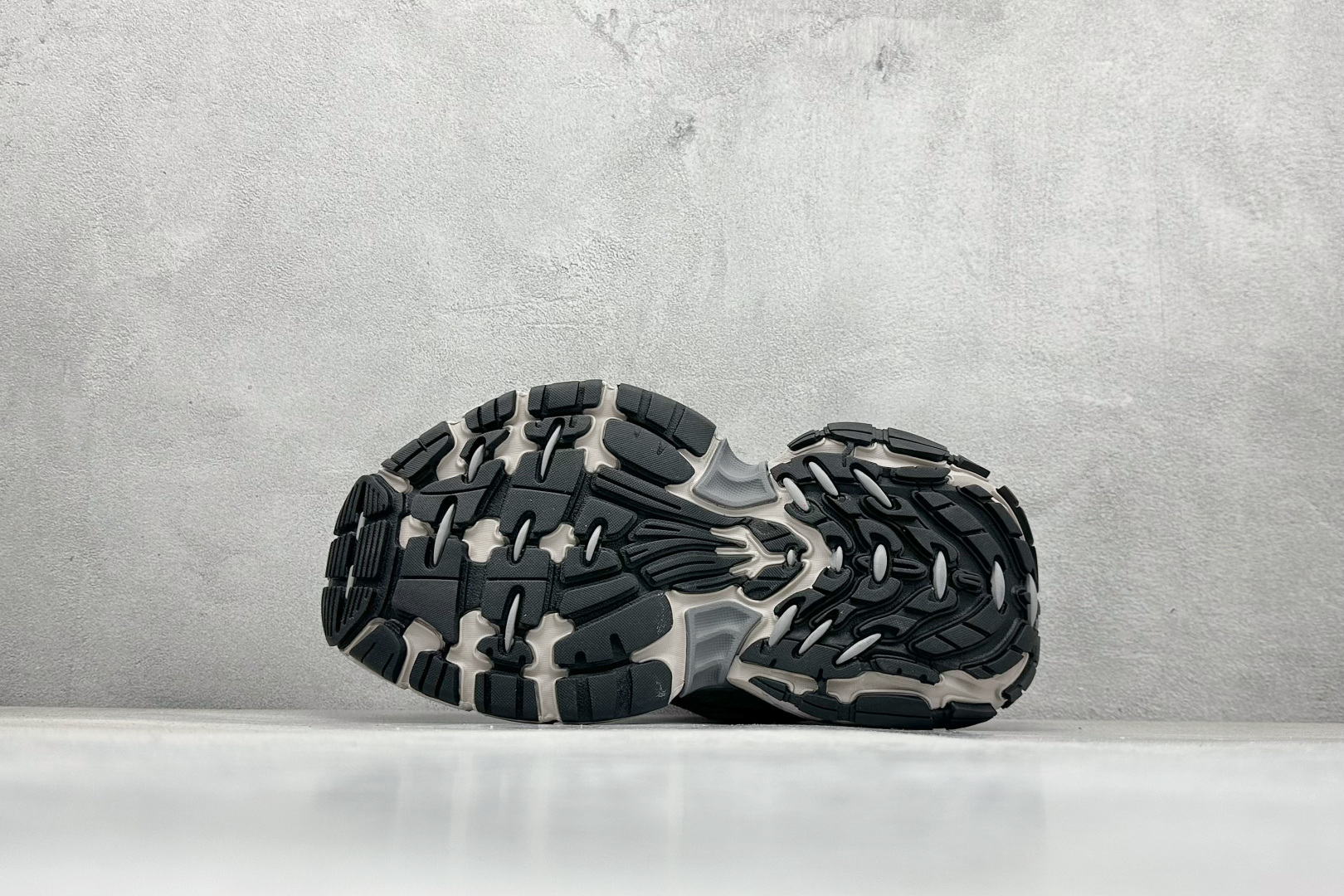 图片[4]-OK Balenciaga巴黎世家 系带 低帮生活休闲鞋 巴黎十二代 采用超细纤维和网布 其前卫的设计、夸张的体积和反光细节赋予其特别的轮廓 采用网布材质制成，带来良好脚感舒适透气，外观依旧采用是经典造型，鞋身富有潮流感且易穿搭，目前市面唯一原厂滚筒做旧，多层组合橡胶大底防滑耐磨 尺码： 35 36 37 38 39 40 41 42 43 44 45 46-选品中心