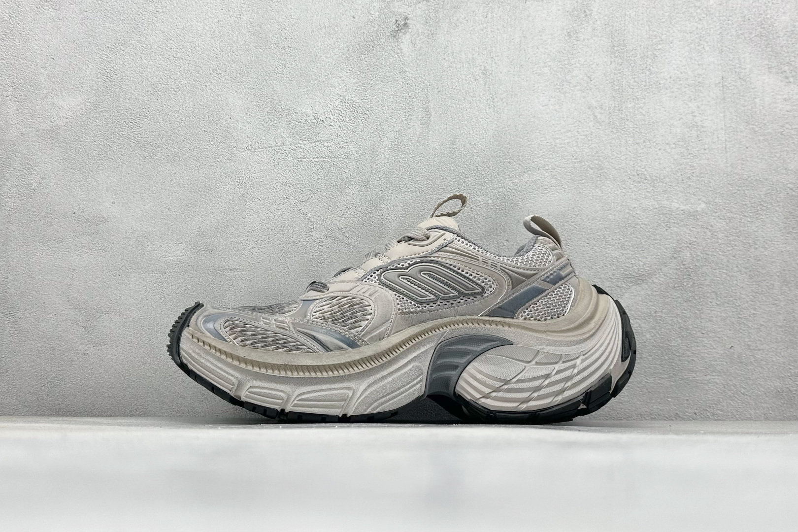 OK Balenciaga巴黎世家 系带 低帮生活休闲鞋 巴黎十二代 采用超细纤维和网布 其前卫的设计、夸张的体积和反光细节赋予其特别的轮廓 采用网布材质制成，带来良好脚感舒适透气，外观依旧采用是经典造型，鞋身富有潮流感且易穿搭，目前市面唯一原厂滚筒做旧，多层组合橡胶大底防滑耐磨 尺码： 35 36 37 38 39 40 41 42 43 44 45 46-选品中心