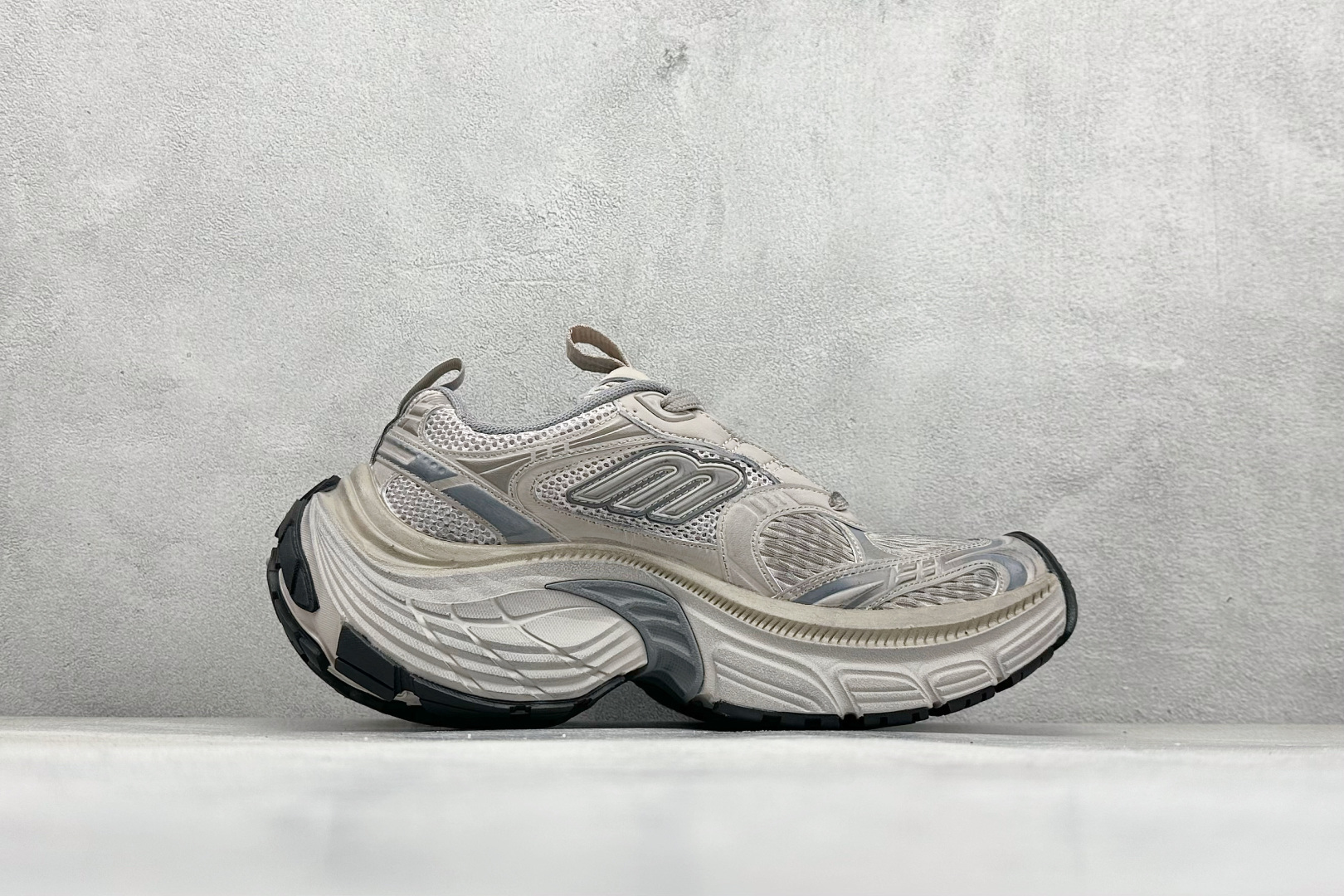 图片[2]-OK Balenciaga巴黎世家 系带 低帮生活休闲鞋 巴黎十二代 采用超细纤维和网布 其前卫的设计、夸张的体积和反光细节赋予其特别的轮廓 采用网布材质制成，带来良好脚感舒适透气，外观依旧采用是经典造型，鞋身富有潮流感且易穿搭，目前市面唯一原厂滚筒做旧，多层组合橡胶大底防滑耐磨 尺码： 35 36 37 38 39 40 41 42 43 44 45 46-选品中心