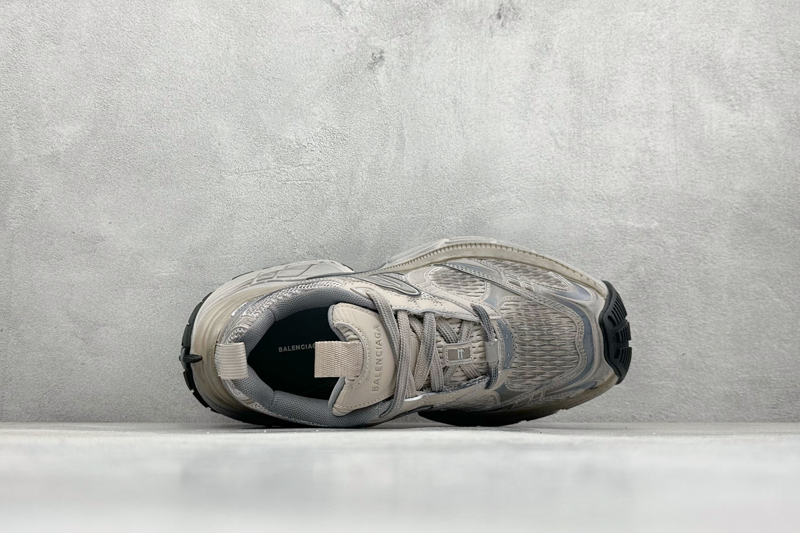 图片[3]-OK Balenciaga巴黎世家 系带 低帮生活休闲鞋 巴黎十二代 采用超细纤维和网布 其前卫的设计、夸张的体积和反光细节赋予其特别的轮廓 采用网布材质制成，带来良好脚感舒适透气，外观依旧采用是经典造型，鞋身富有潮流感且易穿搭，目前市面唯一原厂滚筒做旧，多层组合橡胶大底防滑耐磨 尺码： 35 36 37 38 39 40 41 42 43 44 45 46-选品中心