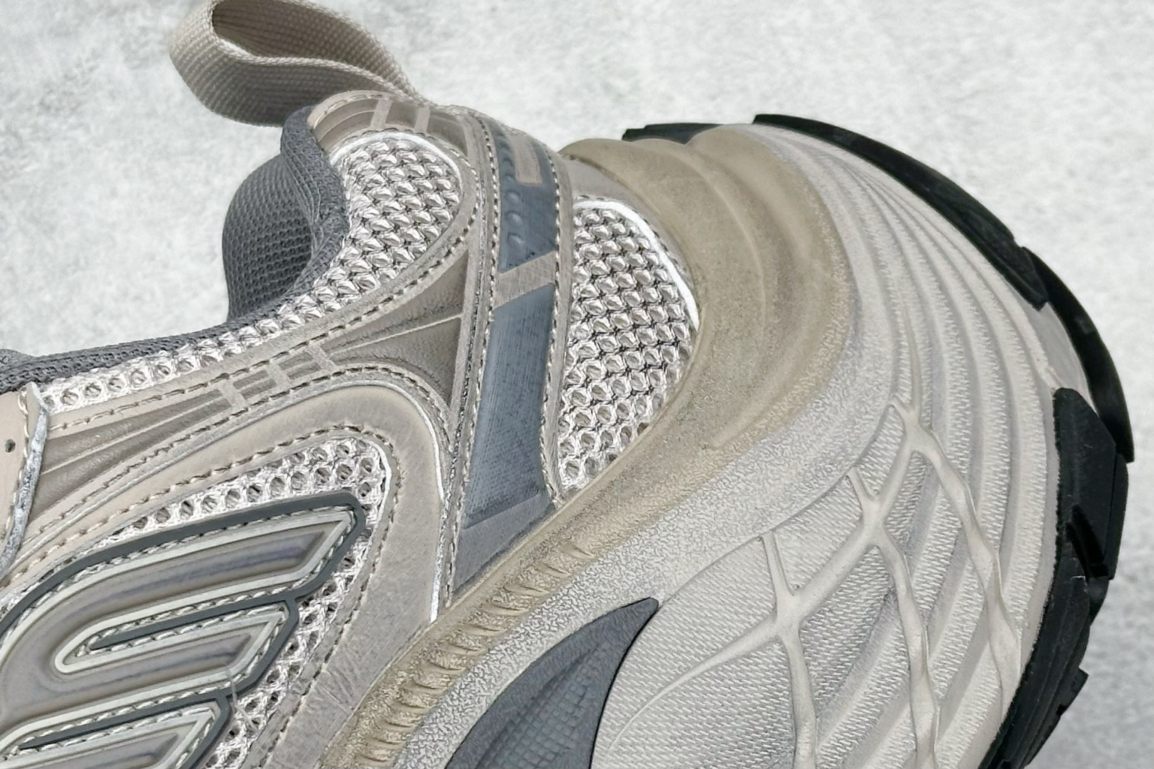 图片[9]-OK Balenciaga巴黎世家 系带 低帮生活休闲鞋 巴黎十二代 采用超细纤维和网布 其前卫的设计、夸张的体积和反光细节赋予其特别的轮廓 采用网布材质制成，带来良好脚感舒适透气，外观依旧采用是经典造型，鞋身富有潮流感且易穿搭，目前市面唯一原厂滚筒做旧，多层组合橡胶大底防滑耐磨 尺码： 35 36 37 38 39 40 41 42 43 44 45 46-选品中心