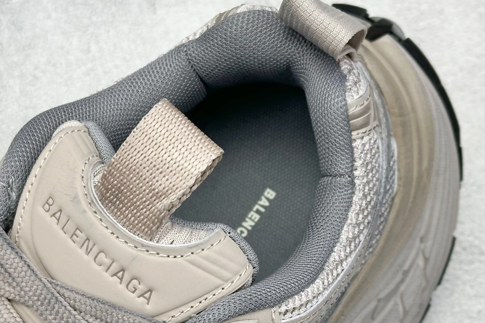 图片[8]-OK Balenciaga巴黎世家 系带 低帮生活休闲鞋 巴黎十二代 采用超细纤维和网布 其前卫的设计、夸张的体积和反光细节赋予其特别的轮廓 采用网布材质制成，带来良好脚感舒适透气，外观依旧采用是经典造型，鞋身富有潮流感且易穿搭，目前市面唯一原厂滚筒做旧，多层组合橡胶大底防滑耐磨 尺码： 35 36 37 38 39 40 41 42 43 44 45 46-选品中心