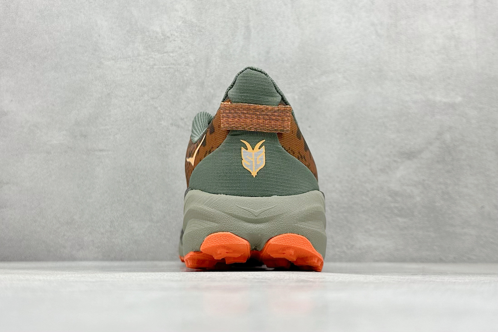 图片[6]-FS版HOKA ONE ONE M Speedgoat 6 低帮专业越野跑步鞋 相较于前几代Mafate包裹感更好跟Speedgoat(快速羚羊)系列比起来更加舒适鞋底防滑性能在下坡的石板台阶和原始路面都有很好的表现 HOKA血统属性厚底设计 在快速下坡时起到缓震保护作用减少重力给予脚踝、膝部、髋关节等处带来的冲击力 货号： 1147830/AQL-选品中心