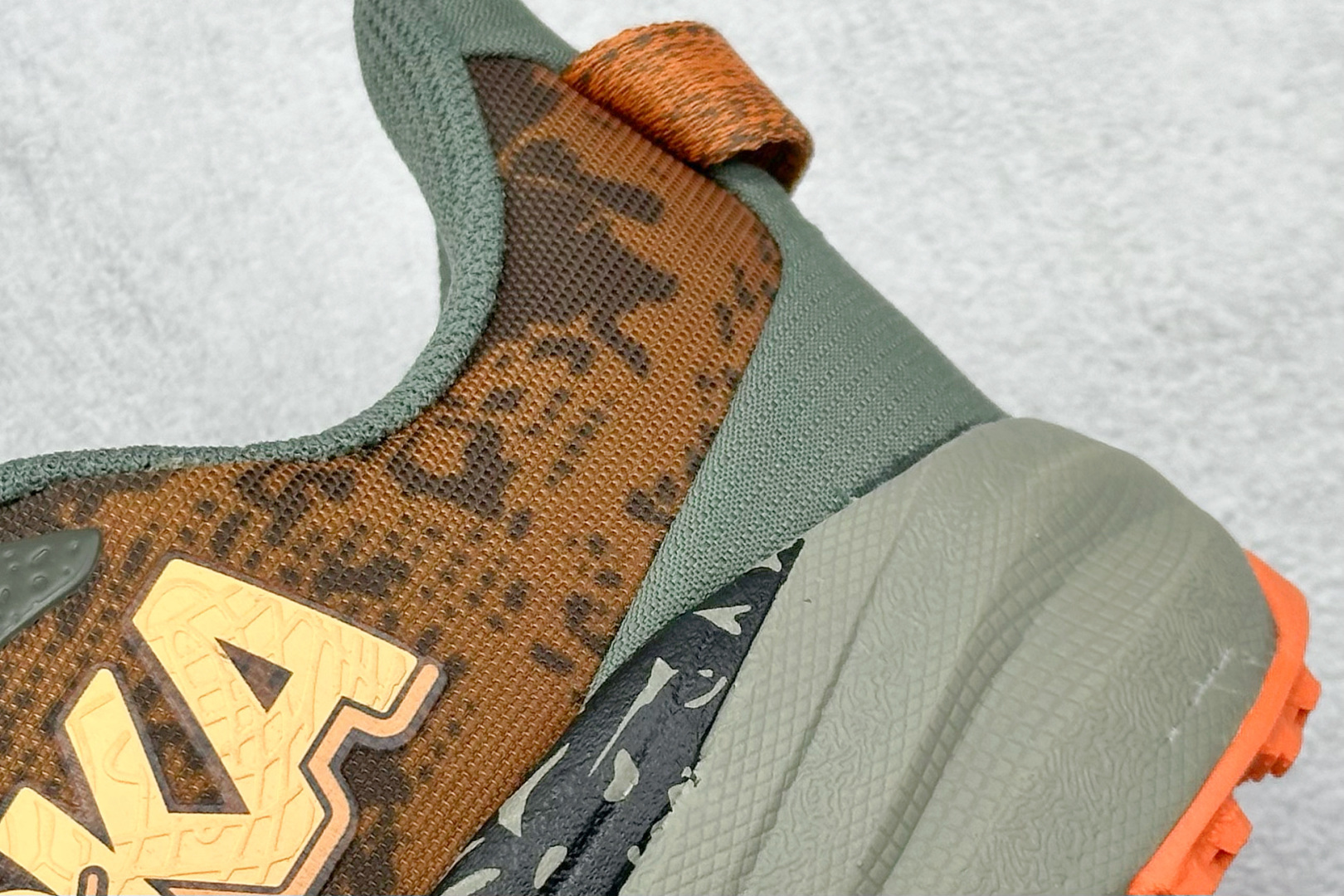 图片[9]-FS版HOKA ONE ONE M Speedgoat 6 低帮专业越野跑步鞋 相较于前几代Mafate包裹感更好跟Speedgoat(快速羚羊)系列比起来更加舒适鞋底防滑性能在下坡的石板台阶和原始路面都有很好的表现 HOKA血统属性厚底设计 在快速下坡时起到缓震保护作用减少重力给予脚踝、膝部、髋关节等处带来的冲击力 货号： 1147830/AQL-选品中心