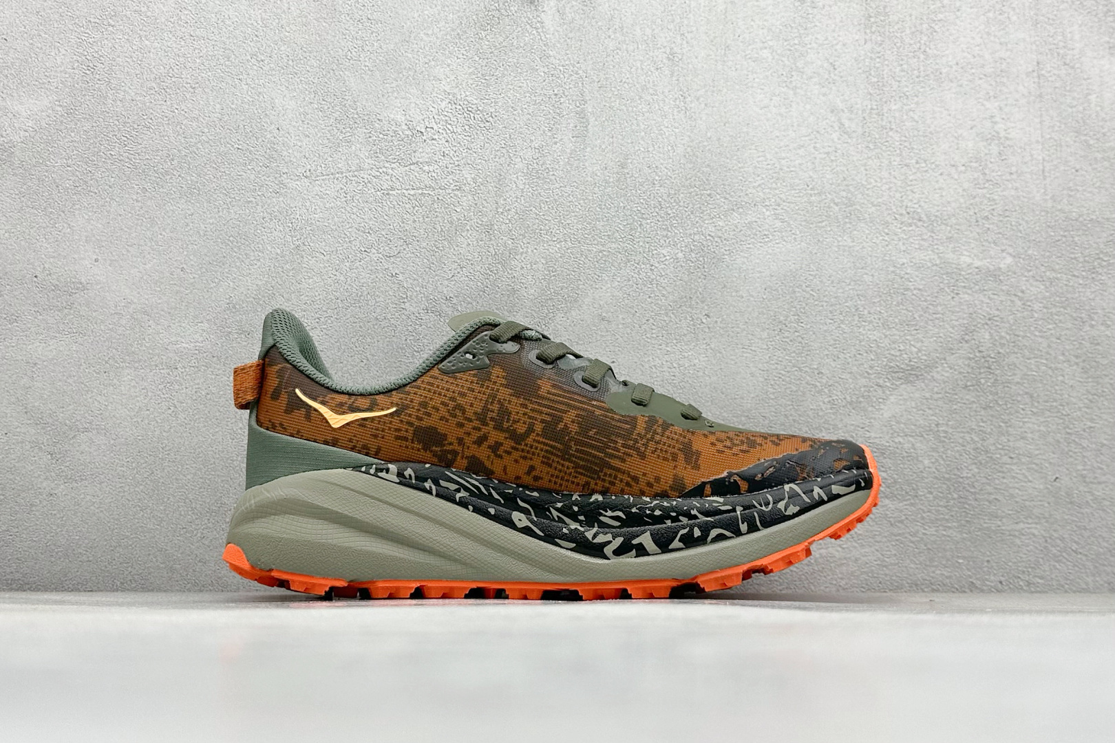 图片[2]-FS版HOKA ONE ONE M Speedgoat 6 低帮专业越野跑步鞋 相较于前几代Mafate包裹感更好跟Speedgoat(快速羚羊)系列比起来更加舒适鞋底防滑性能在下坡的石板台阶和原始路面都有很好的表现 HOKA血统属性厚底设计 在快速下坡时起到缓震保护作用减少重力给予脚踝、膝部、髋关节等处带来的冲击力 货号： 1147830/AQL-选品中心