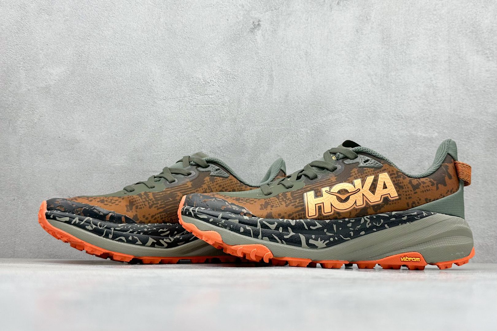 图片[5]-FS版HOKA ONE ONE M Speedgoat 6 低帮专业越野跑步鞋 相较于前几代Mafate包裹感更好跟Speedgoat(快速羚羊)系列比起来更加舒适鞋底防滑性能在下坡的石板台阶和原始路面都有很好的表现 HOKA血统属性厚底设计 在快速下坡时起到缓震保护作用减少重力给予脚踝、膝部、髋关节等处带来的冲击力 货号： 1147830/AQL-选品中心