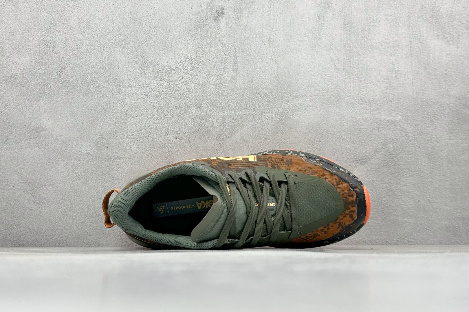 图片[3]-FS版HOKA ONE ONE M Speedgoat 6 低帮专业越野跑步鞋 相较于前几代Mafate包裹感更好跟Speedgoat(快速羚羊)系列比起来更加舒适鞋底防滑性能在下坡的石板台阶和原始路面都有很好的表现 HOKA血统属性厚底设计 在快速下坡时起到缓震保护作用减少重力给予脚踝、膝部、髋关节等处带来的冲击力 货号： 1147830/AQL-选品中心