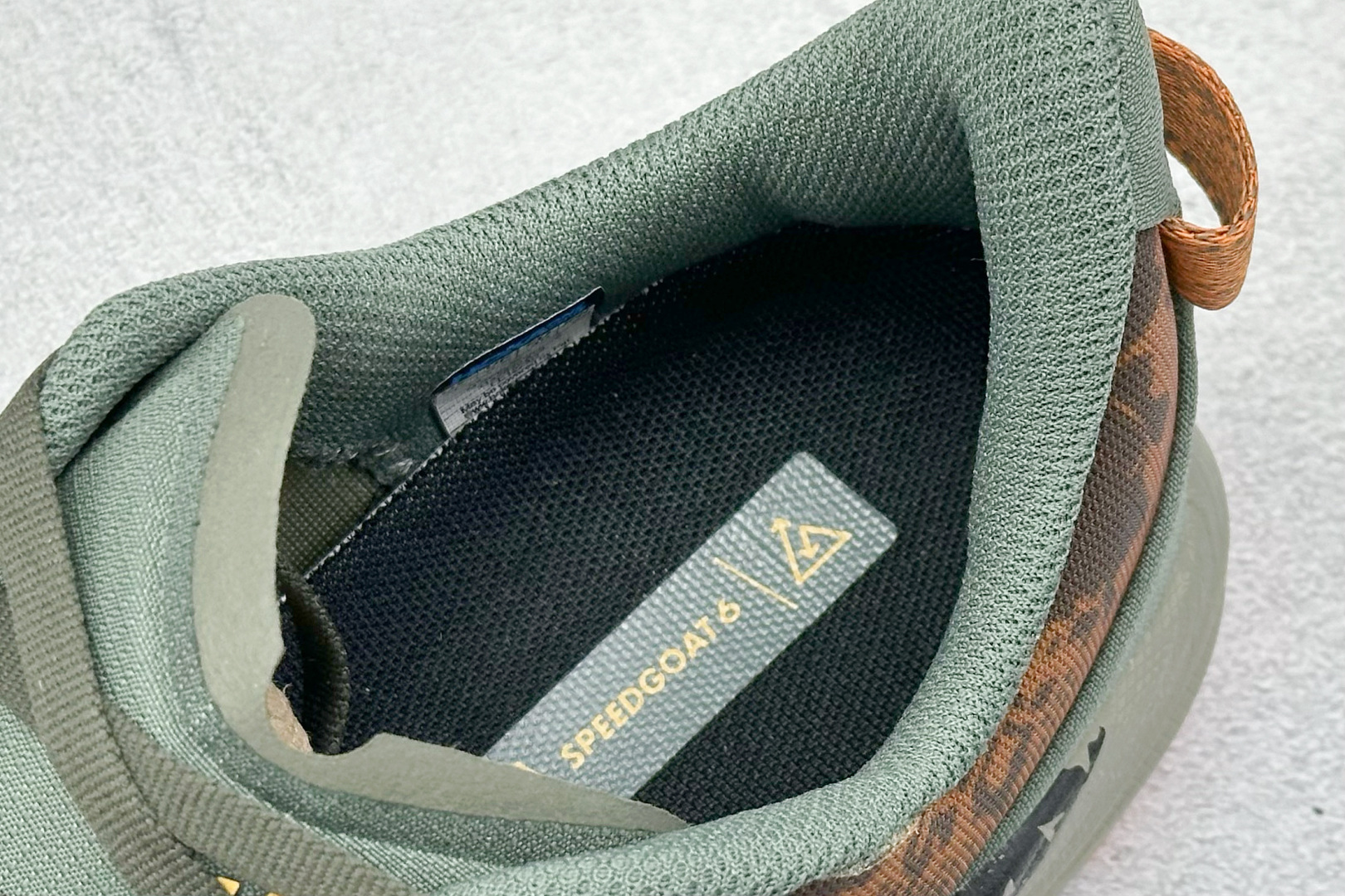 图片[8]-FS版HOKA ONE ONE M Speedgoat 6 低帮专业越野跑步鞋 相较于前几代Mafate包裹感更好跟Speedgoat(快速羚羊)系列比起来更加舒适鞋底防滑性能在下坡的石板台阶和原始路面都有很好的表现 HOKA血统属性厚底设计 在快速下坡时起到缓震保护作用减少重力给予脚踝、膝部、髋关节等处带来的冲击力 货号： 1147830/AQL-选品中心