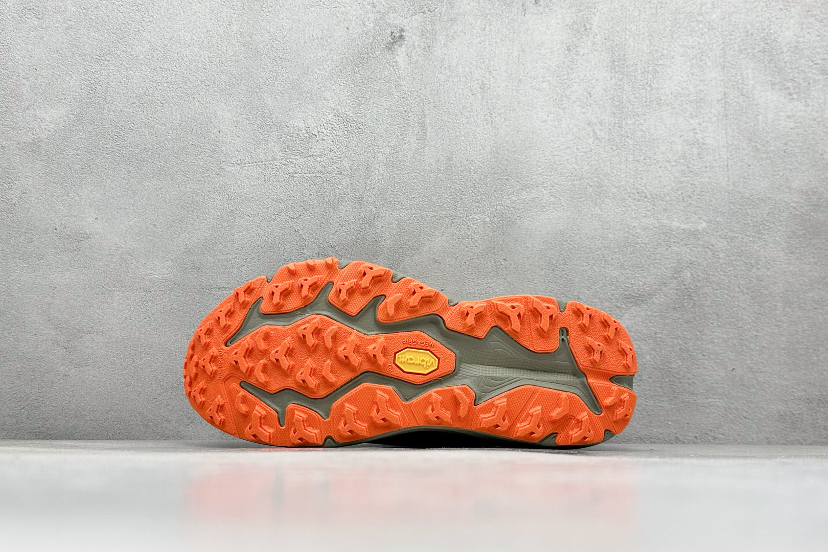 图片[4]-FS版HOKA ONE ONE M Speedgoat 6 低帮专业越野跑步鞋 相较于前几代Mafate包裹感更好跟Speedgoat(快速羚羊)系列比起来更加舒适鞋底防滑性能在下坡的石板台阶和原始路面都有很好的表现 HOKA血统属性厚底设计 在快速下坡时起到缓震保护作用减少重力给予脚踝、膝部、髋关节等处带来的冲击力 货号： 1147830/AQL-选品中心