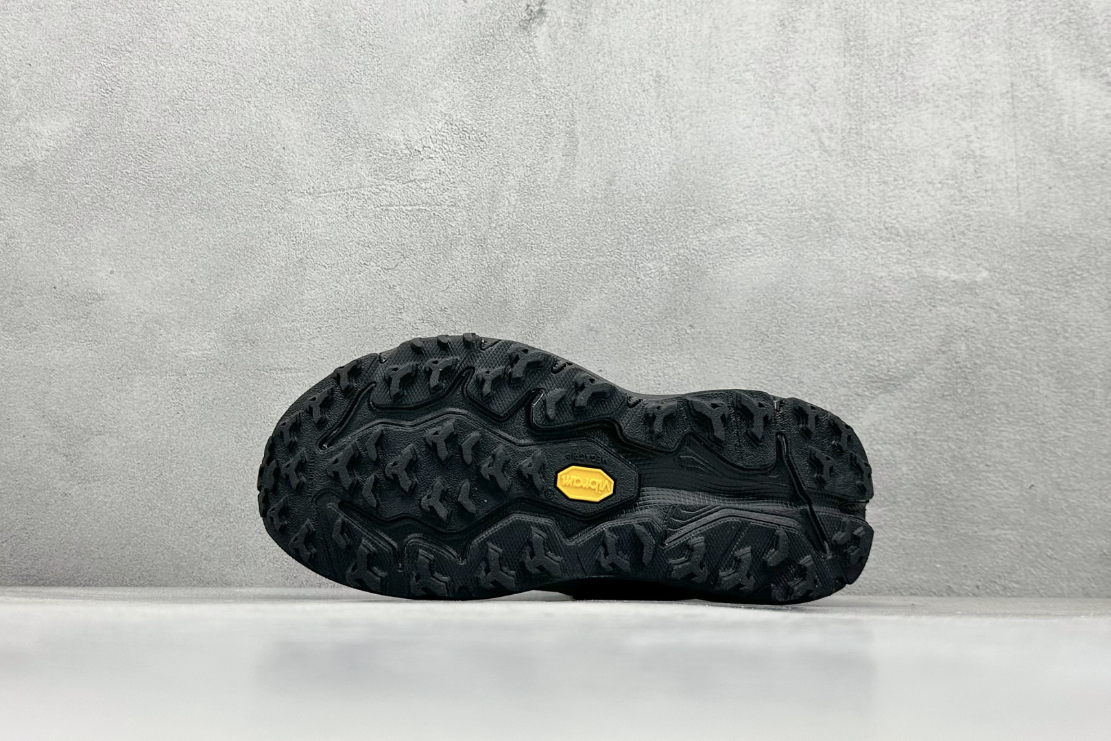 图片[4]-FS版HOKA ONE ONE M Speedgoat 6 低帮专业越野跑步鞋 相较于前几代Mafate包裹感更好跟Speedgoat(快速羚羊)系列比起来更加舒适鞋底防滑性能在下坡的石板台阶和原始路面都有很好的表现 HOKA血统属性厚底设计 在快速下坡时起到缓震保护作用减少重力给予脚踝、膝部、髋关节等处带来的冲击力 货号： 1155151/BCKT-选品中心