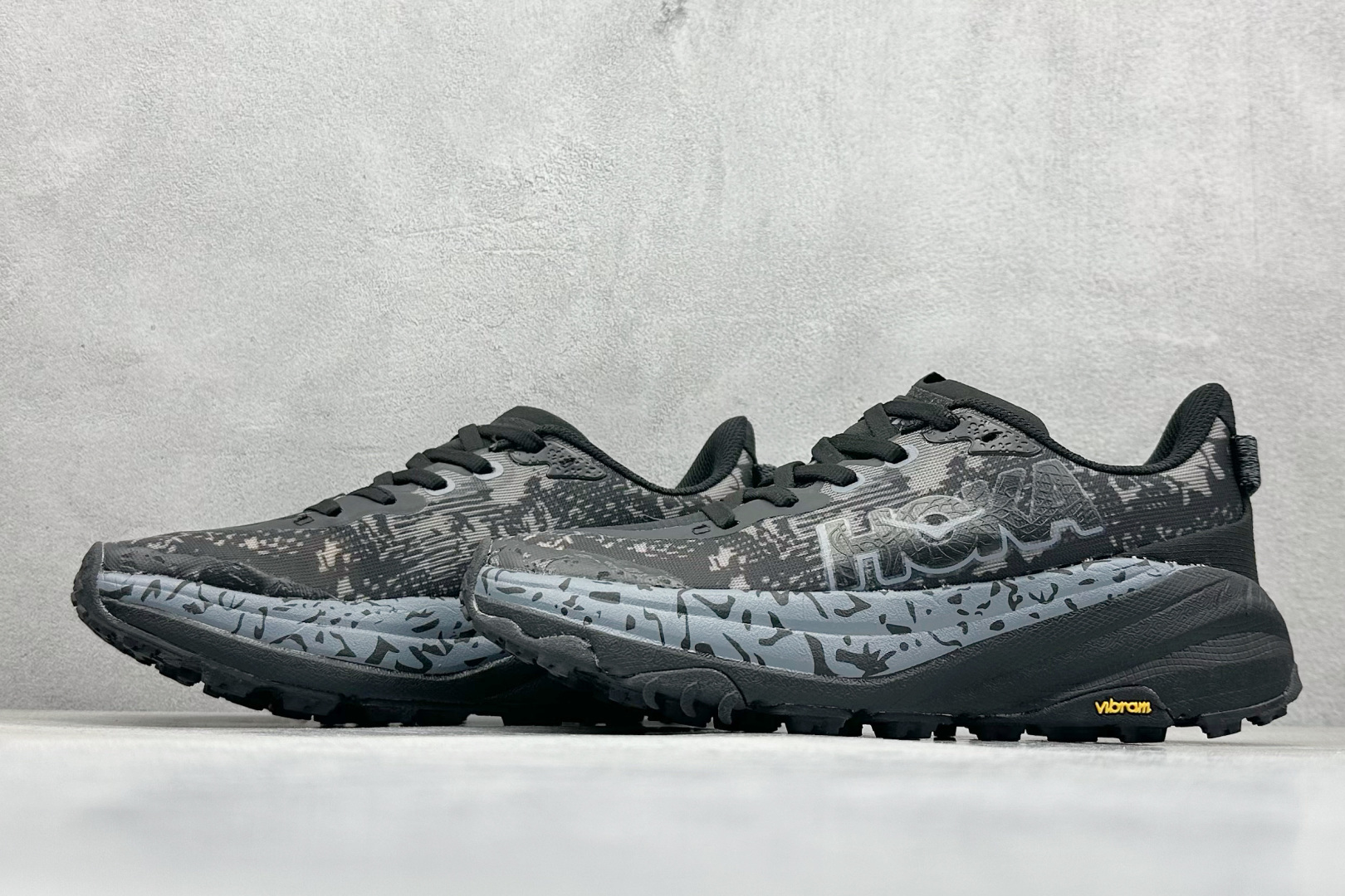 图片[5]-FS版HOKA ONE ONE M Speedgoat 6 低帮专业越野跑步鞋 相较于前几代Mafate包裹感更好跟Speedgoat(快速羚羊)系列比起来更加舒适鞋底防滑性能在下坡的石板台阶和原始路面都有很好的表现 HOKA血统属性厚底设计 在快速下坡时起到缓震保护作用减少重力给予脚踝、膝部、髋关节等处带来的冲击力 货号： 1155151/BCKT-选品中心