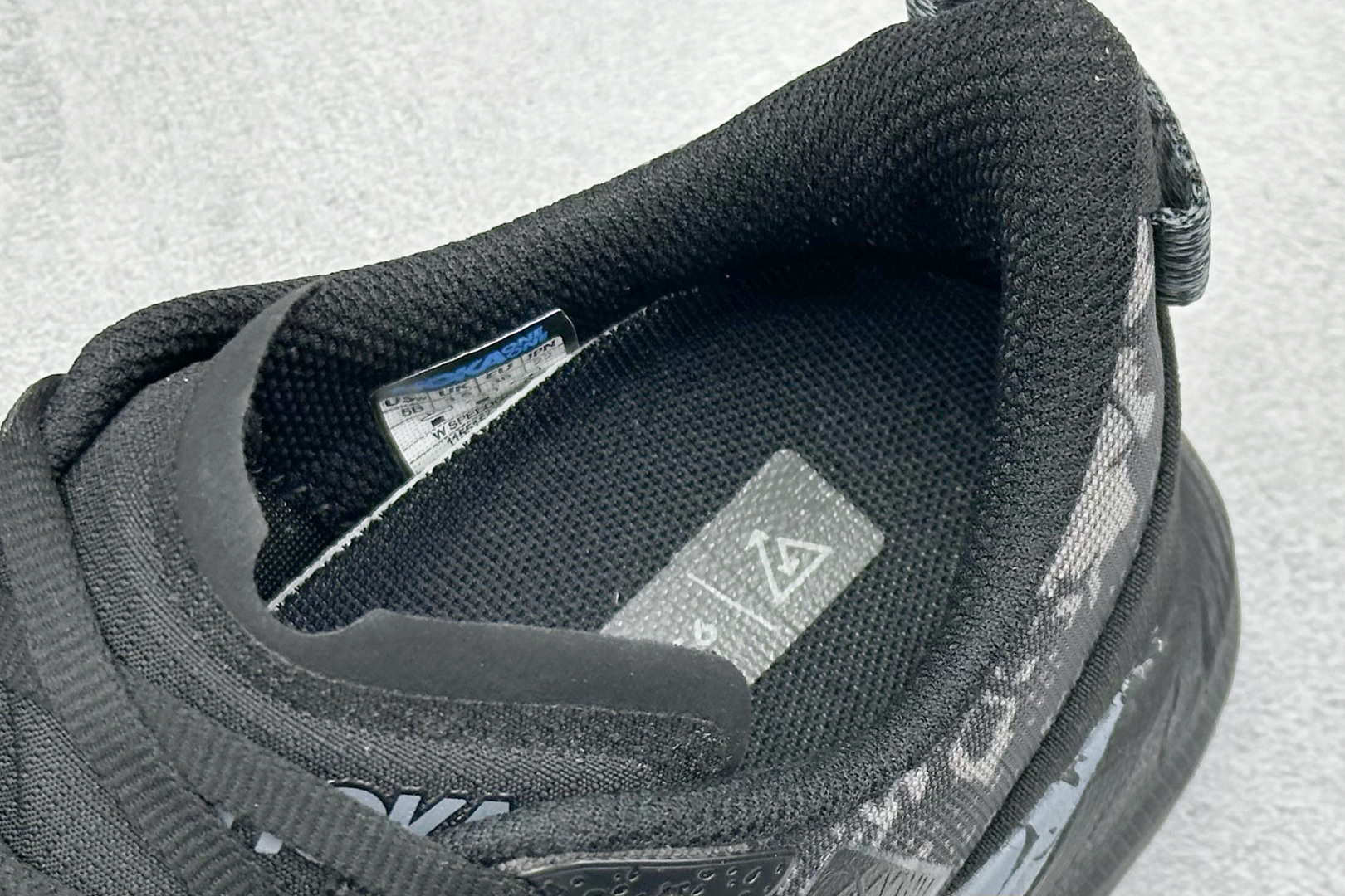 图片[8]-FS版HOKA ONE ONE M Speedgoat 6 低帮专业越野跑步鞋 相较于前几代Mafate包裹感更好跟Speedgoat(快速羚羊)系列比起来更加舒适鞋底防滑性能在下坡的石板台阶和原始路面都有很好的表现 HOKA血统属性厚底设计 在快速下坡时起到缓震保护作用减少重力给予脚踝、膝部、髋关节等处带来的冲击力 货号： 1155151/BCKT-选品中心