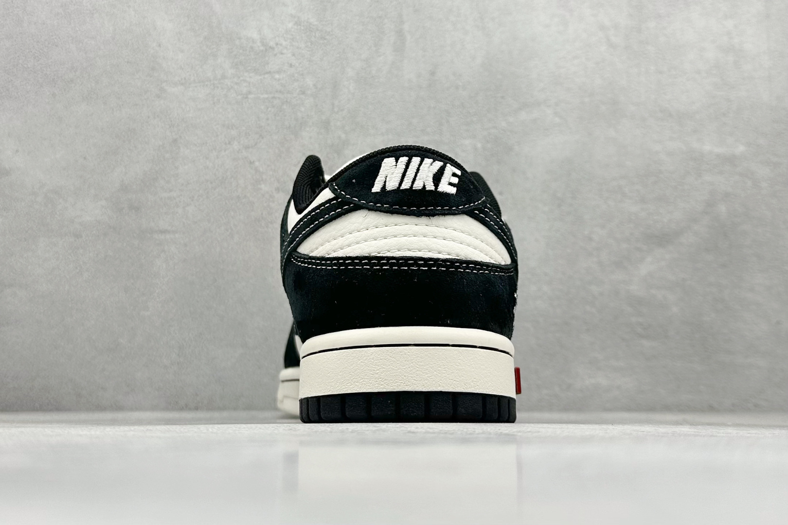 图片[6]-XC版Nike SB Dunk Low 斯图西 x Supreme联名 纯原大厂出品 极力推荐 原装头层材料 独家版型蒸餾加工 帶來的是更好的视觉和脚感体验 大厂纯原品质出货 清洁度 电绣工艺 皮料切割干净无任何毛边 细节完美 货号： MM1089 034 尺码：36 36.5 37.5 38 38.5 39 40 40.5 41 42 42.5 43 44 44.5 45-选品中心