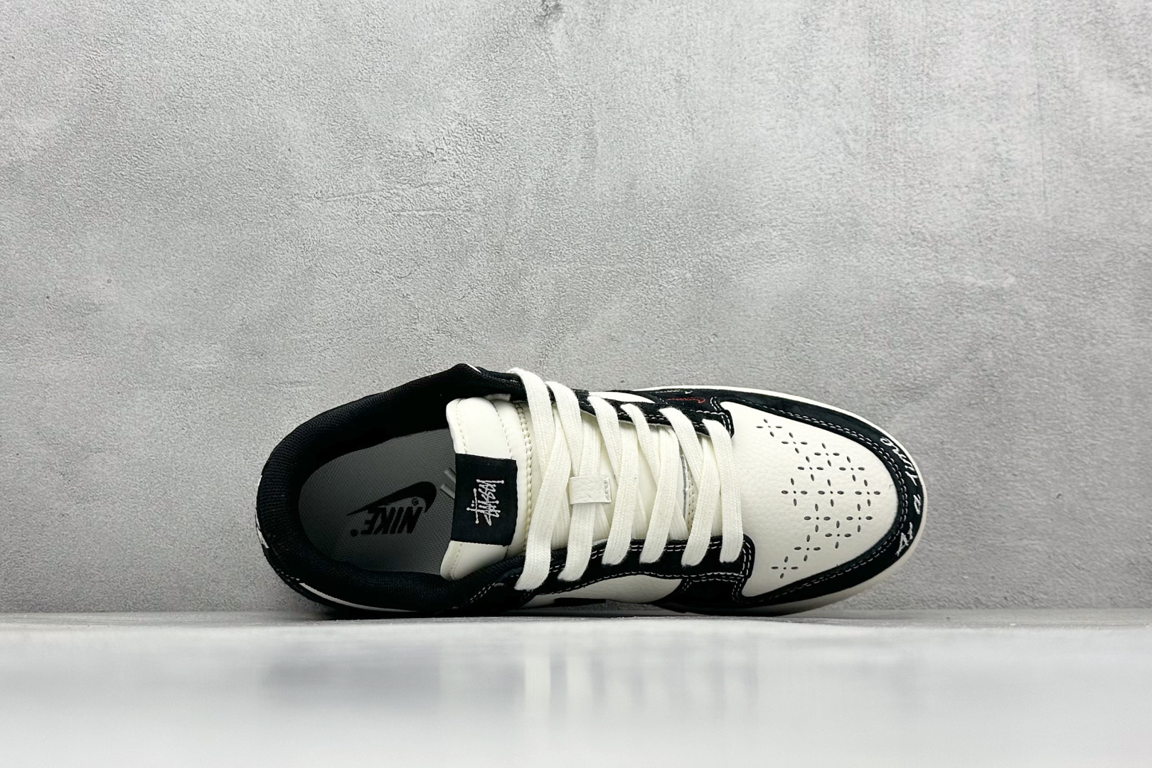 图片[3]-XC版Nike SB Dunk Low 斯图西 x Supreme联名 纯原大厂出品 极力推荐 原装头层材料 独家版型蒸餾加工 帶來的是更好的视觉和脚感体验 大厂纯原品质出货 清洁度 电绣工艺 皮料切割干净无任何毛边 细节完美 货号： MM1089 034 尺码：36 36.5 37.5 38 38.5 39 40 40.5 41 42 42.5 43 44 44.5 45-选品中心