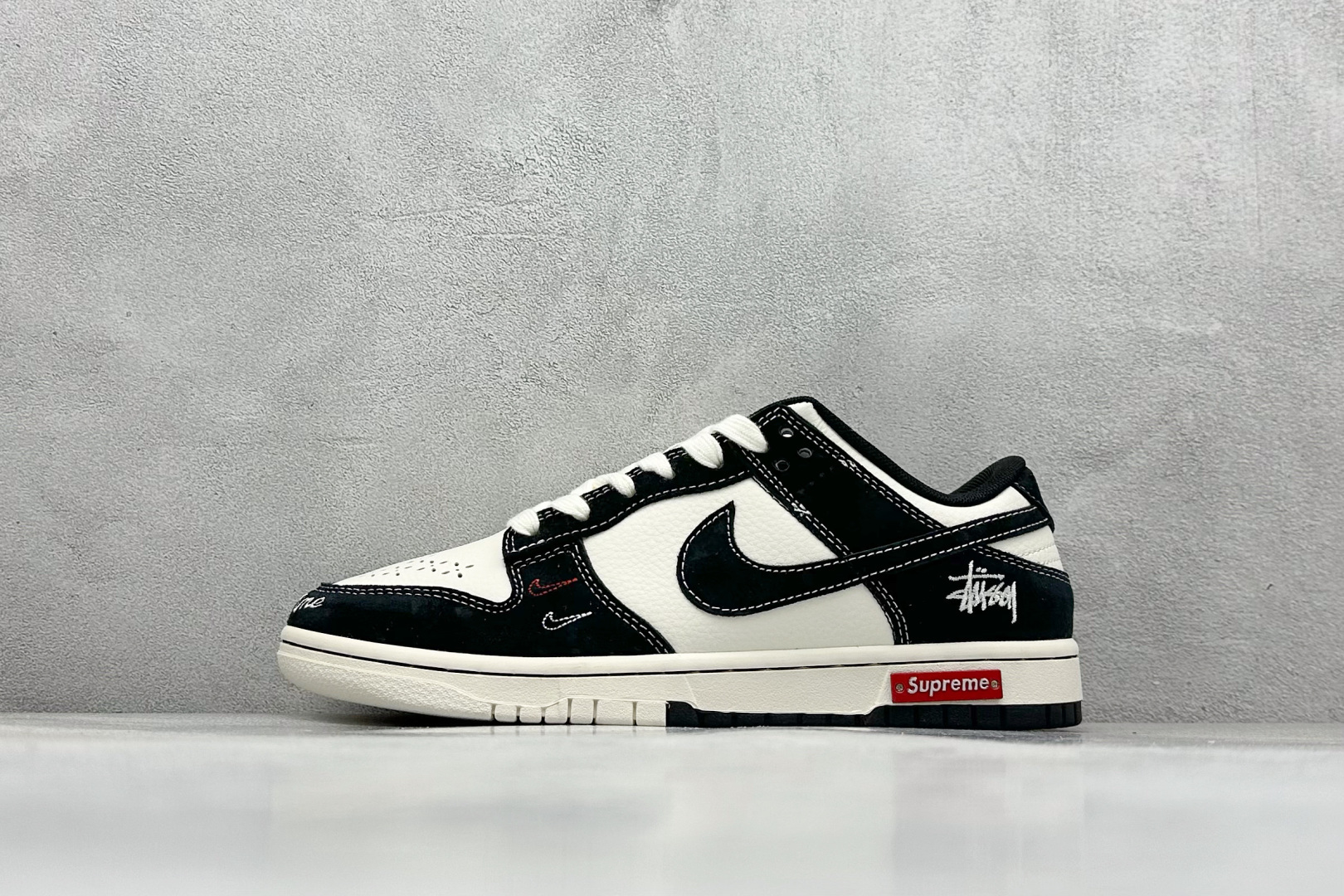 XC版Nike SB Dunk Low 斯图西 x Supreme联名 纯原大厂出品 极力推荐 原装头层材料 独家版型蒸餾加工 帶來的是更好的视觉和脚感体验 大厂纯原品质出货 清洁度 电绣工艺 皮料切割干净无任何毛边 细节完美 货号： MM1089 034 尺码：36 36.5 37.5 38 38.5 39 40 40.5 41 42 42.5 43 44 44.5 45-选品中心