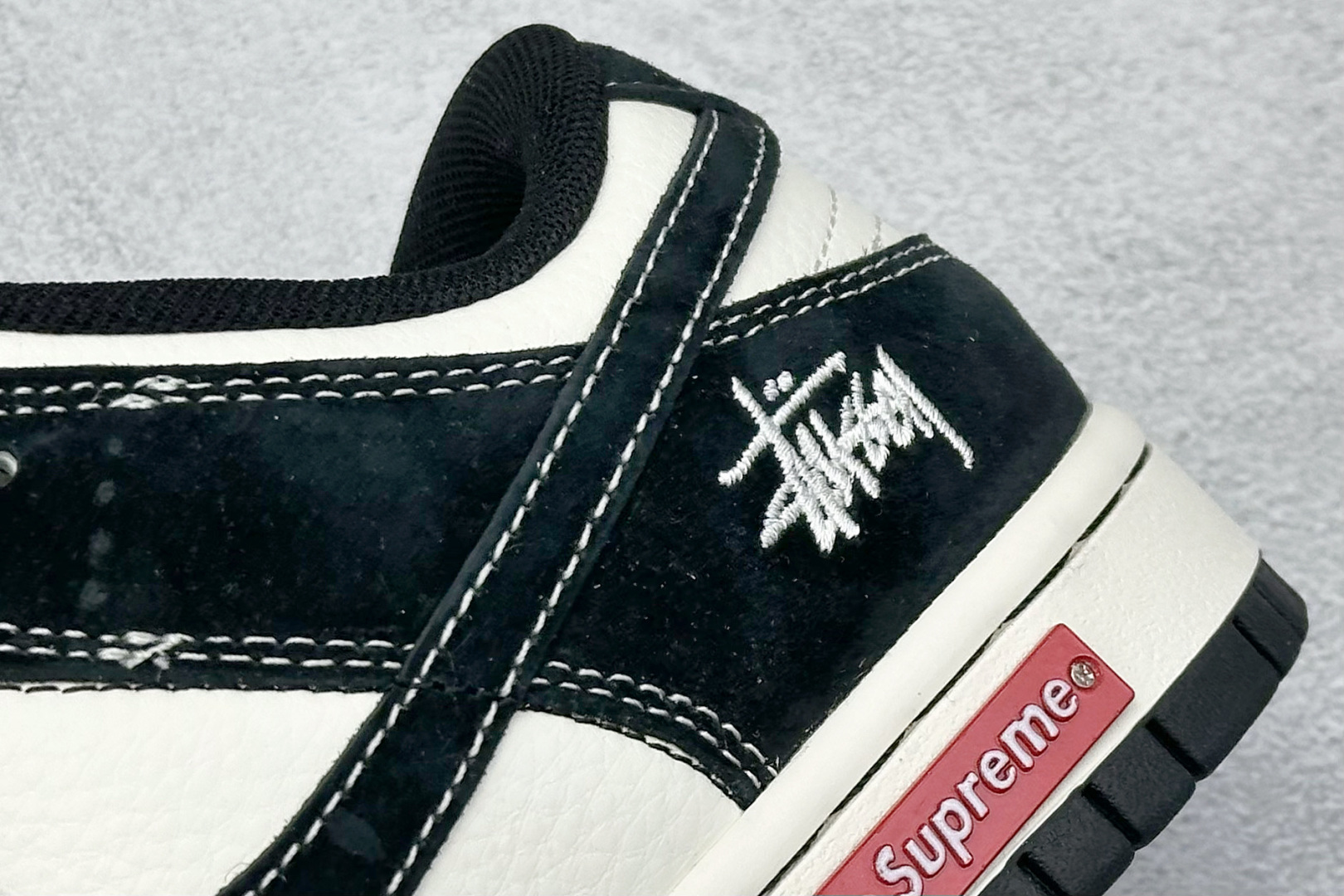 图片[9]-XC版Nike SB Dunk Low 斯图西 x Supreme联名 纯原大厂出品 极力推荐 原装头层材料 独家版型蒸餾加工 帶來的是更好的视觉和脚感体验 大厂纯原品质出货 清洁度 电绣工艺 皮料切割干净无任何毛边 细节完美 货号： MM1089 034 尺码：36 36.5 37.5 38 38.5 39 40 40.5 41 42 42.5 43 44 44.5 45-选品中心