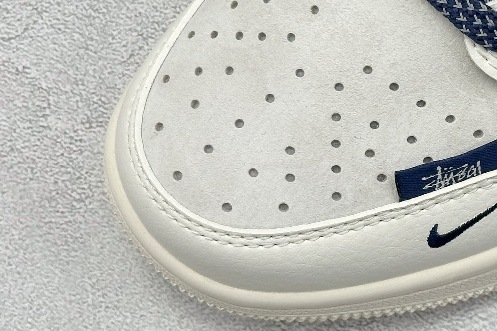 图片[7]-XC版Travis Scott x Fragment Design x Air Jordan 1 Low OG SP AJ1 斯图西联名-红线刺绣勾 低帮文化休闲板鞋  #多方联名合作融合了Travis Scott 独特的音乐风格，藤原浩个性的设计风格以及Jordan品牌的经典元素 使其成为一双具有独特身份和价值的鞋子 清新而立体的外观加上联名标识更突出了其独特身份 这种配色方案显示出活力和时尚感 在视觉上引人注目 鞋身的质感和细腻的细节处理使其显得高端而格调十足 这款“倒钩”联名是设计与创意完美结合 融合多方的个性风格是一款备受瞩目的潮流鞋款  货号：SJ2068-134 尺码：36 36.5 37.5 38 38.5 39 40 40.5 41 42 42.5 43 44 44.5 45-选品中心