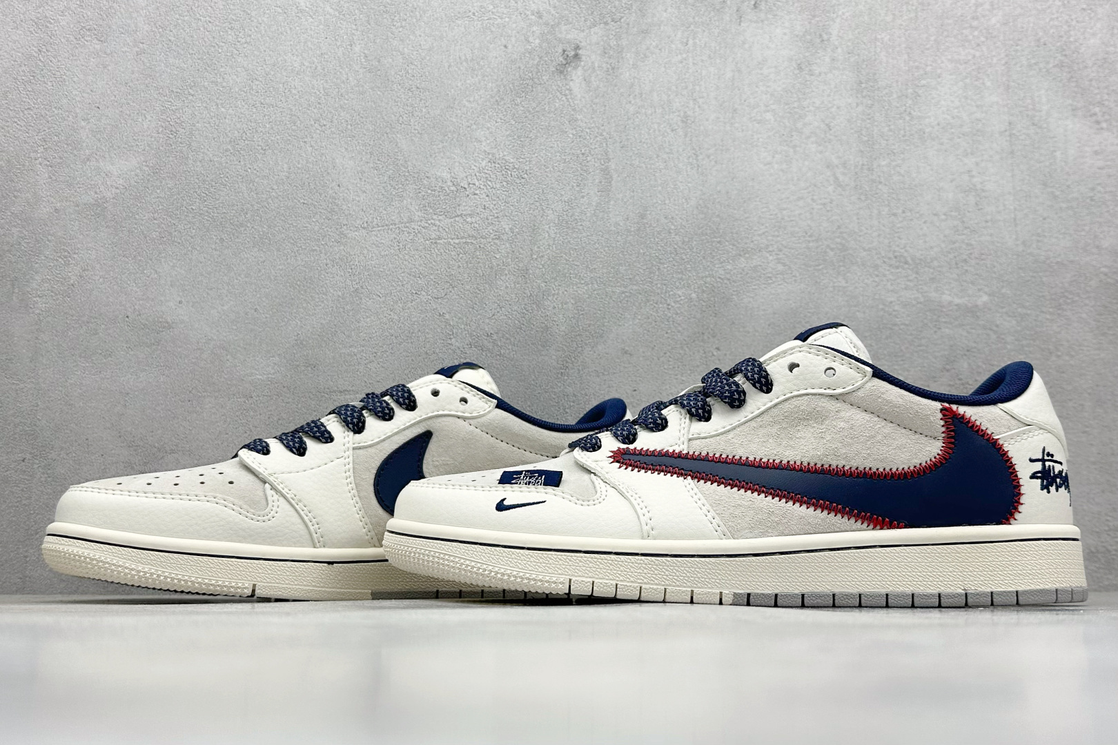 图片[5]-XC版Travis Scott x Fragment Design x Air Jordan 1 Low OG SP AJ1 斯图西联名-红线刺绣勾 低帮文化休闲板鞋  #多方联名合作融合了Travis Scott 独特的音乐风格，藤原浩个性的设计风格以及Jordan品牌的经典元素 使其成为一双具有独特身份和价值的鞋子 清新而立体的外观加上联名标识更突出了其独特身份 这种配色方案显示出活力和时尚感 在视觉上引人注目 鞋身的质感和细腻的细节处理使其显得高端而格调十足 这款“倒钩”联名是设计与创意完美结合 融合多方的个性风格是一款备受瞩目的潮流鞋款  货号：SJ2068-134 尺码：36 36.5 37.5 38 38.5 39 40 40.5 41 42 42.5 43 44 44.5 45-选品中心
