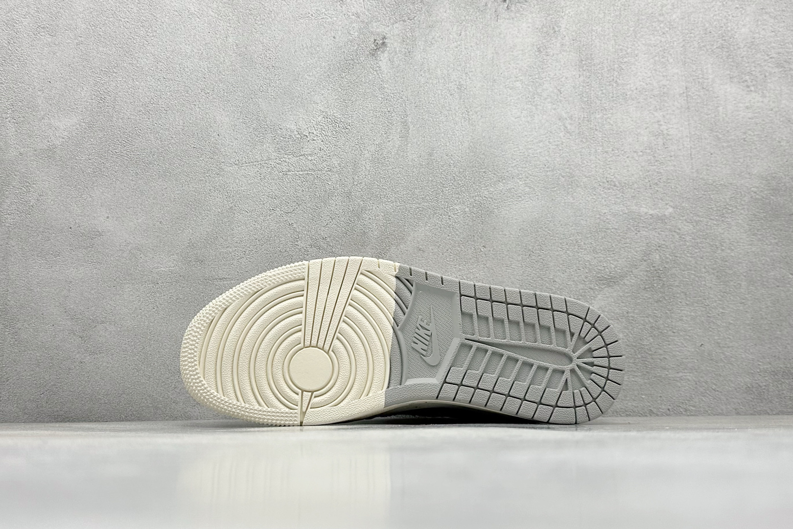 图片[4]-XC版Travis Scott x Fragment Design x Air Jordan 1 Low OG SP AJ1 斯图西联名-红线刺绣勾 低帮文化休闲板鞋  #多方联名合作融合了Travis Scott 独特的音乐风格，藤原浩个性的设计风格以及Jordan品牌的经典元素 使其成为一双具有独特身份和价值的鞋子 清新而立体的外观加上联名标识更突出了其独特身份 这种配色方案显示出活力和时尚感 在视觉上引人注目 鞋身的质感和细腻的细节处理使其显得高端而格调十足 这款“倒钩”联名是设计与创意完美结合 融合多方的个性风格是一款备受瞩目的潮流鞋款  货号：SJ2068-134 尺码：36 36.5 37.5 38 38.5 39 40 40.5 41 42 42.5 43 44 44.5 45-选品中心