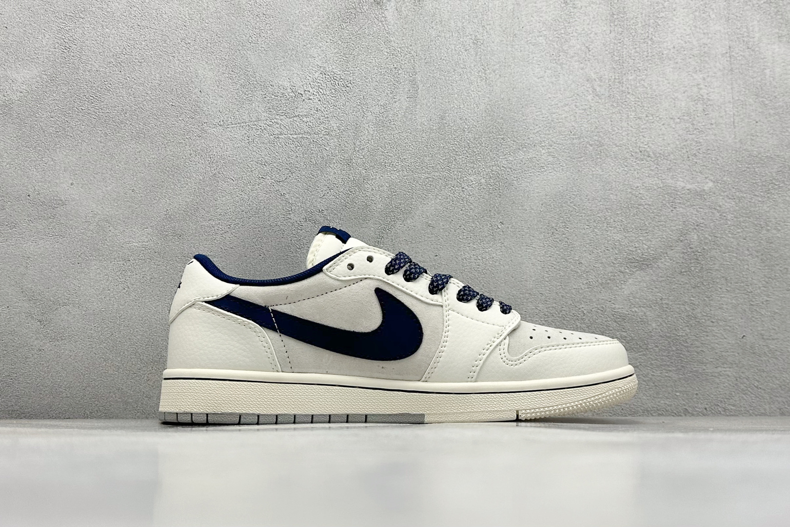 图片[2]-XC版Travis Scott x Fragment Design x Air Jordan 1 Low OG SP AJ1 斯图西联名-红线刺绣勾 低帮文化休闲板鞋  #多方联名合作融合了Travis Scott 独特的音乐风格，藤原浩个性的设计风格以及Jordan品牌的经典元素 使其成为一双具有独特身份和价值的鞋子 清新而立体的外观加上联名标识更突出了其独特身份 这种配色方案显示出活力和时尚感 在视觉上引人注目 鞋身的质感和细腻的细节处理使其显得高端而格调十足 这款“倒钩”联名是设计与创意完美结合 融合多方的个性风格是一款备受瞩目的潮流鞋款  货号：SJ2068-134 尺码：36 36.5 37.5 38 38.5 39 40 40.5 41 42 42.5 43 44 44.5 45-选品中心