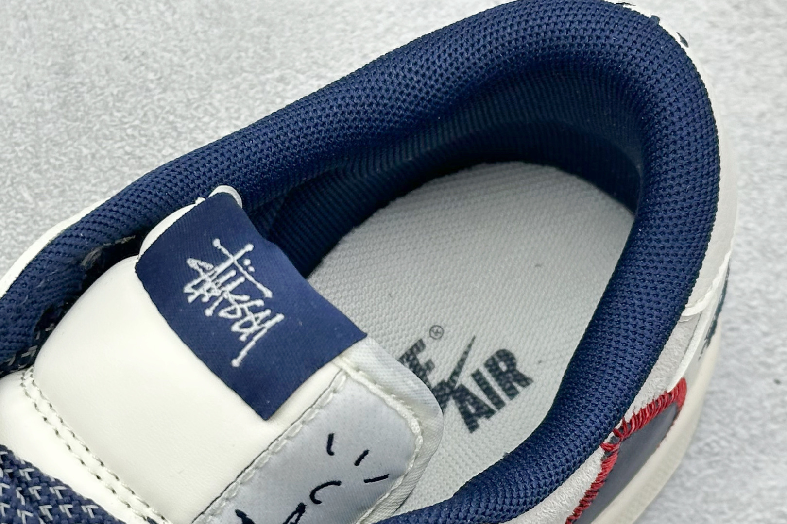 图片[8]-XC版Travis Scott x Fragment Design x Air Jordan 1 Low OG SP AJ1 斯图西联名-红线刺绣勾 低帮文化休闲板鞋  #多方联名合作融合了Travis Scott 独特的音乐风格，藤原浩个性的设计风格以及Jordan品牌的经典元素 使其成为一双具有独特身份和价值的鞋子 清新而立体的外观加上联名标识更突出了其独特身份 这种配色方案显示出活力和时尚感 在视觉上引人注目 鞋身的质感和细腻的细节处理使其显得高端而格调十足 这款“倒钩”联名是设计与创意完美结合 融合多方的个性风格是一款备受瞩目的潮流鞋款  货号：SJ2068-134 尺码：36 36.5 37.5 38 38.5 39 40 40.5 41 42 42.5 43 44 44.5 45-选品中心