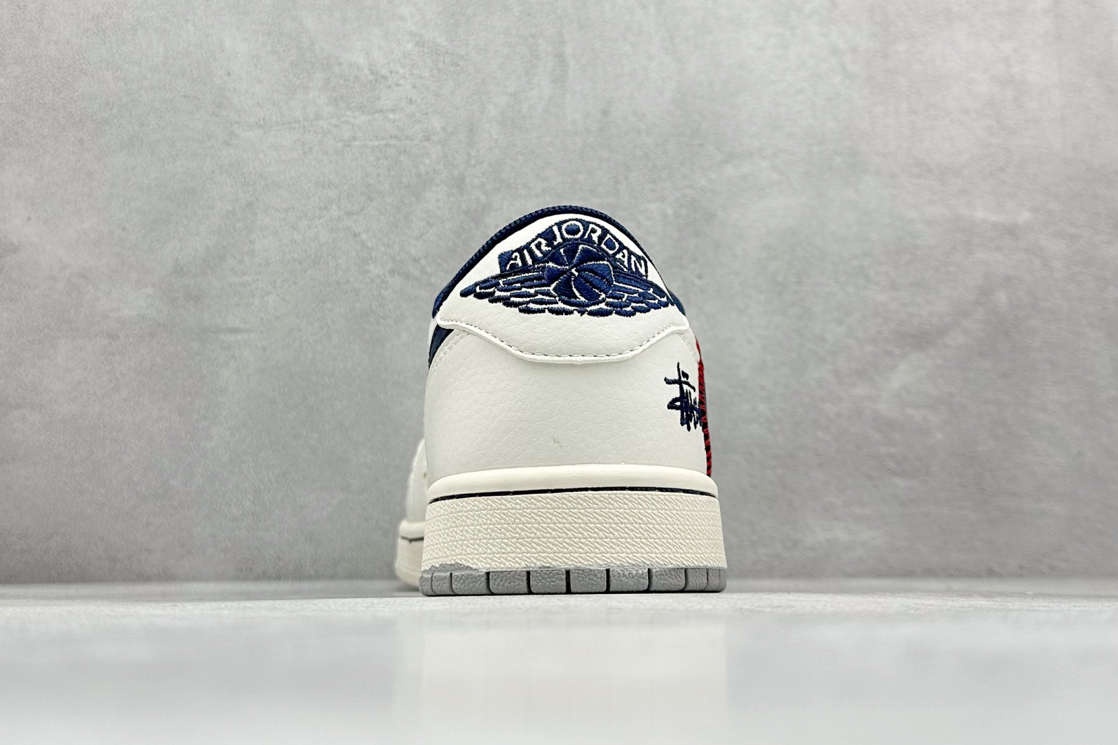 图片[6]-XC版Travis Scott x Fragment Design x Air Jordan 1 Low OG SP AJ1 斯图西联名-红线刺绣勾 低帮文化休闲板鞋  #多方联名合作融合了Travis Scott 独特的音乐风格，藤原浩个性的设计风格以及Jordan品牌的经典元素 使其成为一双具有独特身份和价值的鞋子 清新而立体的外观加上联名标识更突出了其独特身份 这种配色方案显示出活力和时尚感 在视觉上引人注目 鞋身的质感和细腻的细节处理使其显得高端而格调十足 这款“倒钩”联名是设计与创意完美结合 融合多方的个性风格是一款备受瞩目的潮流鞋款  货号：SJ2068-134 尺码：36 36.5 37.5 38 38.5 39 40 40.5 41 42 42.5 43 44 44.5 45-选品中心