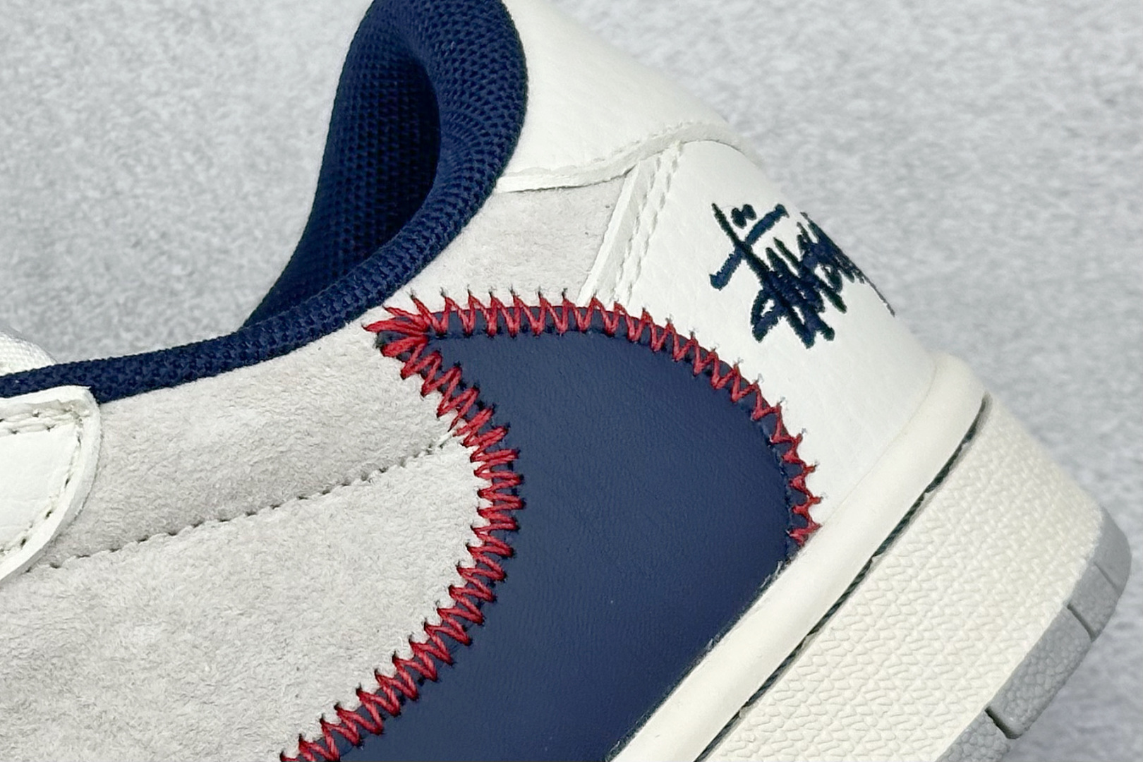 图片[9]-XC版Travis Scott x Fragment Design x Air Jordan 1 Low OG SP AJ1 斯图西联名-红线刺绣勾 低帮文化休闲板鞋  #多方联名合作融合了Travis Scott 独特的音乐风格，藤原浩个性的设计风格以及Jordan品牌的经典元素 使其成为一双具有独特身份和价值的鞋子 清新而立体的外观加上联名标识更突出了其独特身份 这种配色方案显示出活力和时尚感 在视觉上引人注目 鞋身的质感和细腻的细节处理使其显得高端而格调十足 这款“倒钩”联名是设计与创意完美结合 融合多方的个性风格是一款备受瞩目的潮流鞋款  货号：SJ2068-134 尺码：36 36.5 37.5 38 38.5 39 40 40.5 41 42 42.5 43 44 44.5 45-选品中心