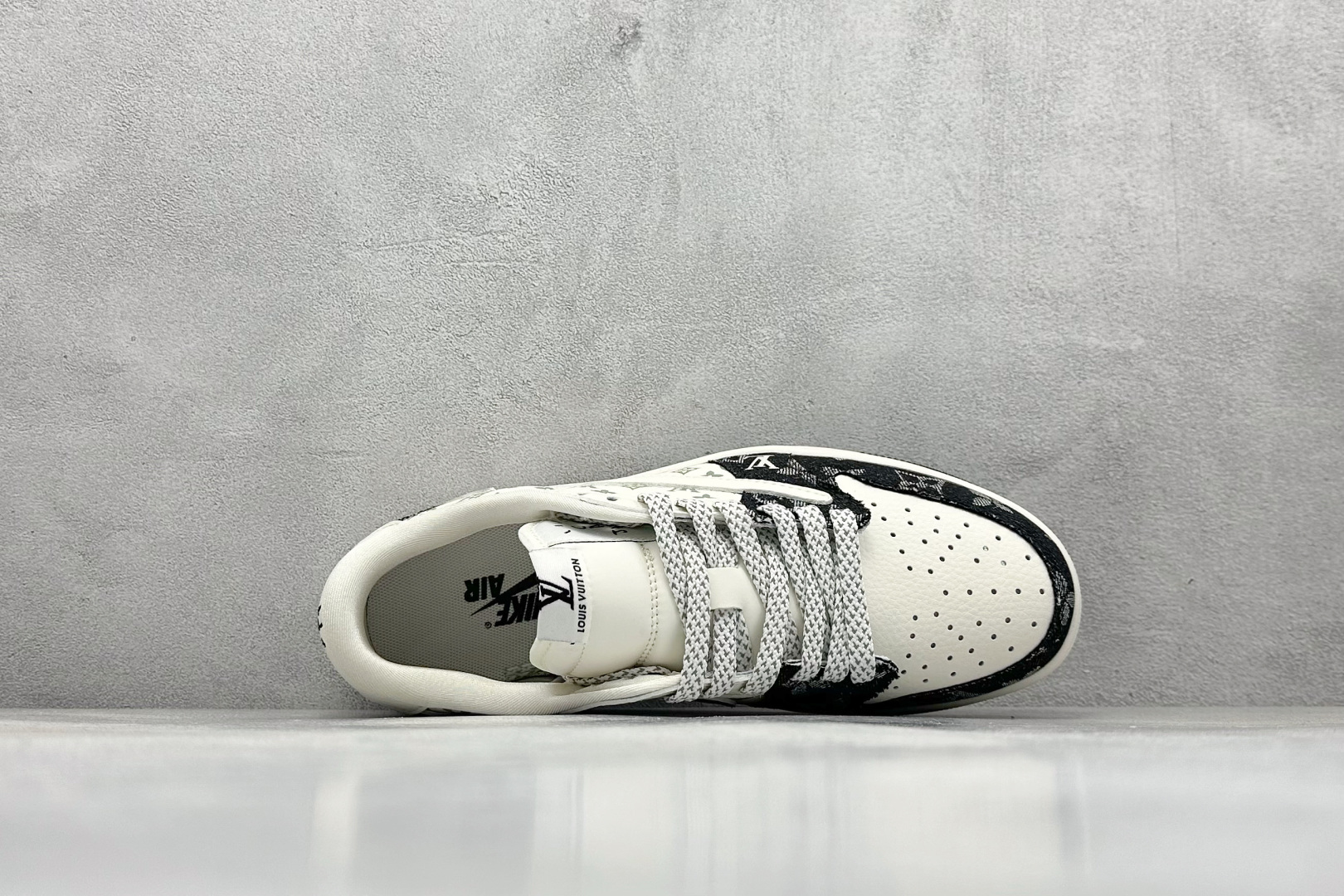 图片[3]-XC版Travis Scott x Fragment Design x Jordan Air Jordan 1 Low OG SP AJ1 乔1 LV黑牛仔印花 低帮文化休闲板鞋  #多方联名合作融合了Travis Scott 独特的音乐风格，藤原浩个性的设计风格以及Jordan品牌的经典元素 使其成为一双具有独特身份和价值的鞋子 清新而立体的外观加上联名标识更突出了其独特身份 这种配色方案显示出活力和时尚感 在视觉上引人注目 鞋身的质感和细腻的细节处理使其显得高端而格调十足 这款“倒钩”联名是设计与创意完美结合 融合多方的个性风格是一款备受瞩目的潮流鞋款  货号： SJ2068-008 尺码：36 36.5 37.5 38 38.5 39 40 40.5 41 42 42.5 43 44 44.5 45-选品中心