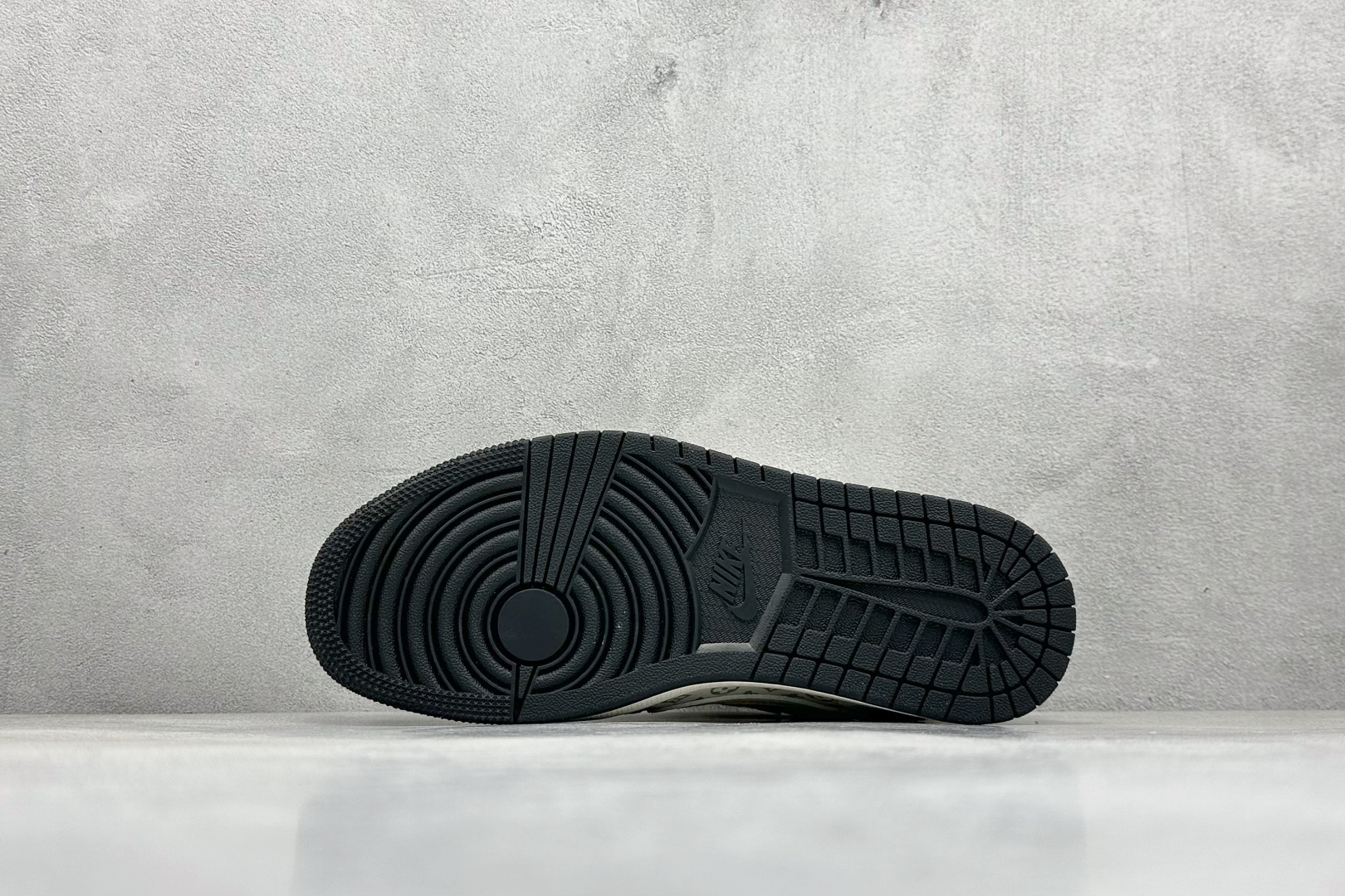 图片[4]-XC版Travis Scott x Fragment Design x Jordan Air Jordan 1 Low OG SP AJ1 乔1 LV黑牛仔印花 低帮文化休闲板鞋  #多方联名合作融合了Travis Scott 独特的音乐风格，藤原浩个性的设计风格以及Jordan品牌的经典元素 使其成为一双具有独特身份和价值的鞋子 清新而立体的外观加上联名标识更突出了其独特身份 这种配色方案显示出活力和时尚感 在视觉上引人注目 鞋身的质感和细腻的细节处理使其显得高端而格调十足 这款“倒钩”联名是设计与创意完美结合 融合多方的个性风格是一款备受瞩目的潮流鞋款  货号： SJ2068-008 尺码：36 36.5 37.5 38 38.5 39 40 40.5 41 42 42.5 43 44 44.5 45-选品中心