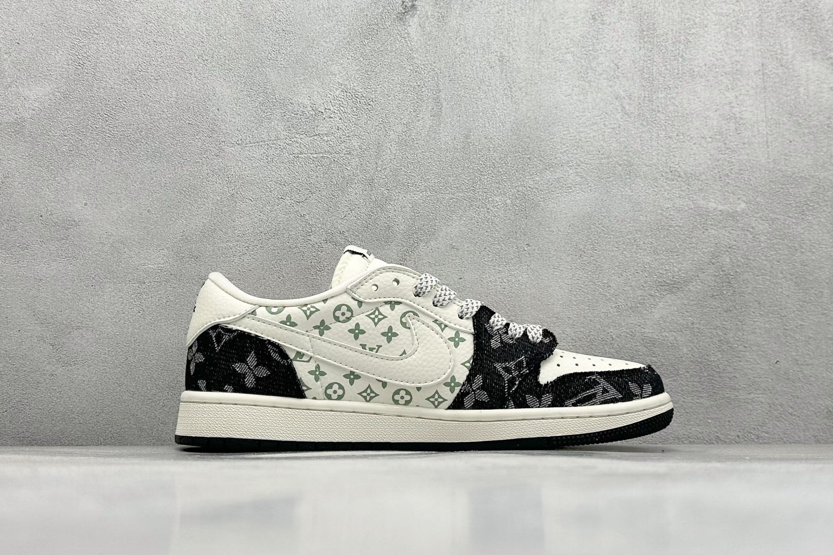 图片[2]-XC版Travis Scott x Fragment Design x Jordan Air Jordan 1 Low OG SP AJ1 乔1 LV黑牛仔印花 低帮文化休闲板鞋  #多方联名合作融合了Travis Scott 独特的音乐风格，藤原浩个性的设计风格以及Jordan品牌的经典元素 使其成为一双具有独特身份和价值的鞋子 清新而立体的外观加上联名标识更突出了其独特身份 这种配色方案显示出活力和时尚感 在视觉上引人注目 鞋身的质感和细腻的细节处理使其显得高端而格调十足 这款“倒钩”联名是设计与创意完美结合 融合多方的个性风格是一款备受瞩目的潮流鞋款  货号： SJ2068-008 尺码：36 36.5 37.5 38 38.5 39 40 40.5 41 42 42.5 43 44 44.5 45-选品中心