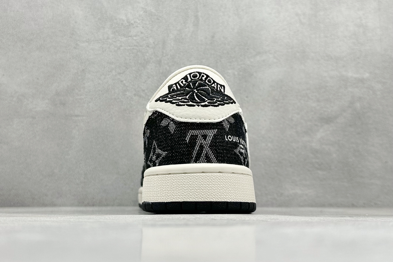 图片[6]-XC版Travis Scott x Fragment Design x Jordan Air Jordan 1 Low OG SP AJ1 乔1 LV黑牛仔印花 低帮文化休闲板鞋  #多方联名合作融合了Travis Scott 独特的音乐风格，藤原浩个性的设计风格以及Jordan品牌的经典元素 使其成为一双具有独特身份和价值的鞋子 清新而立体的外观加上联名标识更突出了其独特身份 这种配色方案显示出活力和时尚感 在视觉上引人注目 鞋身的质感和细腻的细节处理使其显得高端而格调十足 这款“倒钩”联名是设计与创意完美结合 融合多方的个性风格是一款备受瞩目的潮流鞋款  货号： SJ2068-008 尺码：36 36.5 37.5 38 38.5 39 40 40.5 41 42 42.5 43 44 44.5 45-选品中心