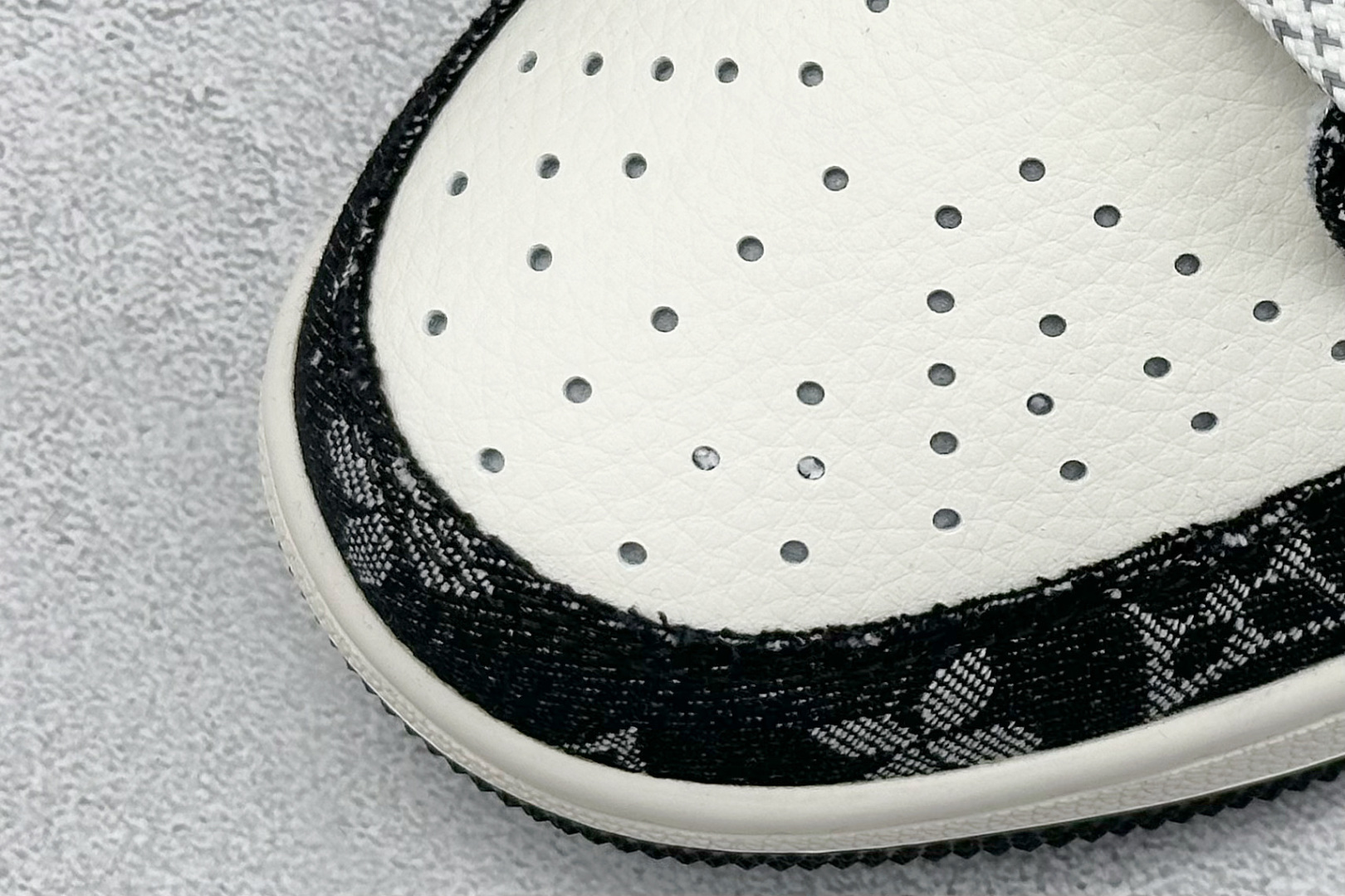 图片[7]-XC版Travis Scott x Fragment Design x Jordan Air Jordan 1 Low OG SP AJ1 乔1 LV黑牛仔印花 低帮文化休闲板鞋  #多方联名合作融合了Travis Scott 独特的音乐风格，藤原浩个性的设计风格以及Jordan品牌的经典元素 使其成为一双具有独特身份和价值的鞋子 清新而立体的外观加上联名标识更突出了其独特身份 这种配色方案显示出活力和时尚感 在视觉上引人注目 鞋身的质感和细腻的细节处理使其显得高端而格调十足 这款“倒钩”联名是设计与创意完美结合 融合多方的个性风格是一款备受瞩目的潮流鞋款  货号： SJ2068-008 尺码：36 36.5 37.5 38 38.5 39 40 40.5 41 42 42.5 43 44 44.5 45-选品中心