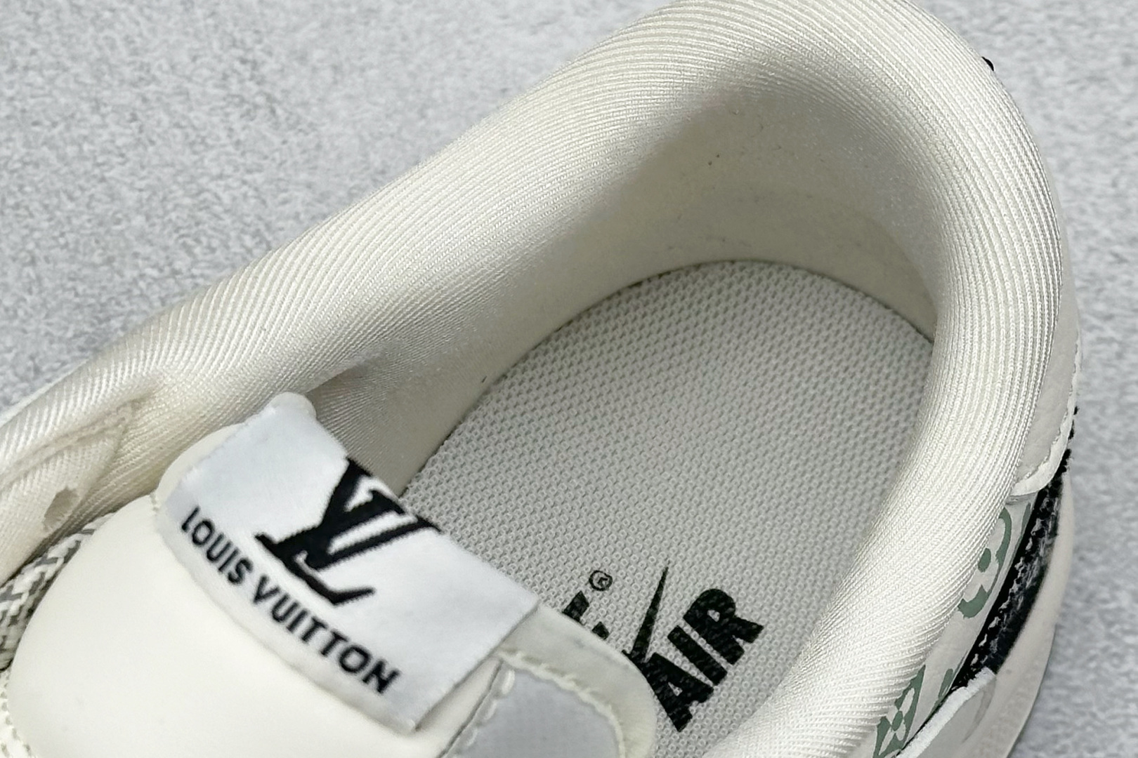 图片[8]-XC版Travis Scott x Fragment Design x Jordan Air Jordan 1 Low OG SP AJ1 乔1 LV黑牛仔印花 低帮文化休闲板鞋  #多方联名合作融合了Travis Scott 独特的音乐风格，藤原浩个性的设计风格以及Jordan品牌的经典元素 使其成为一双具有独特身份和价值的鞋子 清新而立体的外观加上联名标识更突出了其独特身份 这种配色方案显示出活力和时尚感 在视觉上引人注目 鞋身的质感和细腻的细节处理使其显得高端而格调十足 这款“倒钩”联名是设计与创意完美结合 融合多方的个性风格是一款备受瞩目的潮流鞋款  货号： SJ2068-008 尺码：36 36.5 37.5 38 38.5 39 40 40.5 41 42 42.5 43 44 44.5 45-选品中心