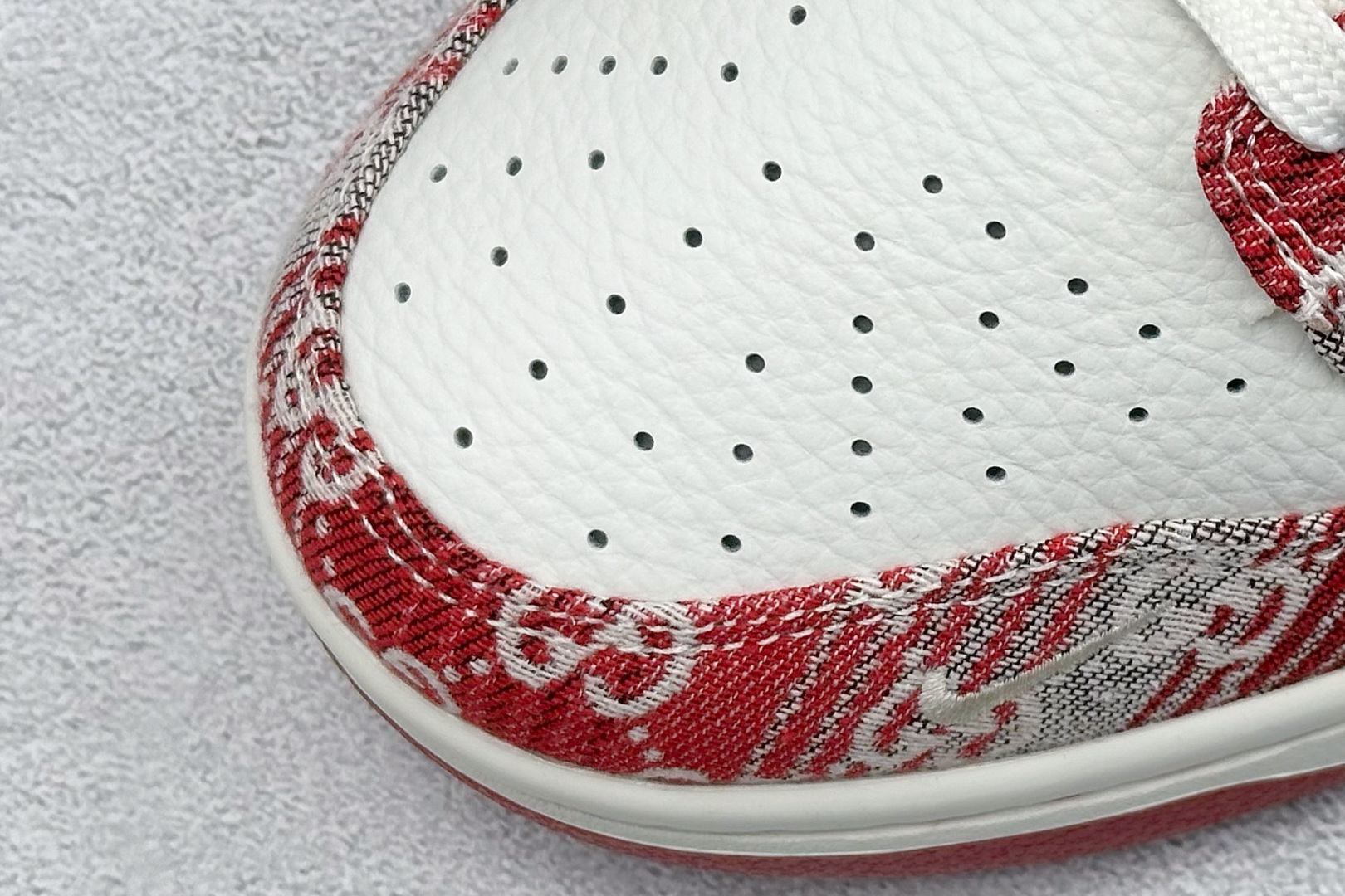 图片[7]-SC版Nike SB Dunk Low 古驰联名 灰红牛仔 周年高端定制 低帮休闲板鞋  #定制鞋盒 大厂纯原品质出货 超高清洁度 皮料切割干净无任何毛边 细节完美   货号：SC9207-417 尺码：36 36.5 37.5 38 38.5 39 40 40.5 41 42 42.5 43 44 44.5 45-选品中心