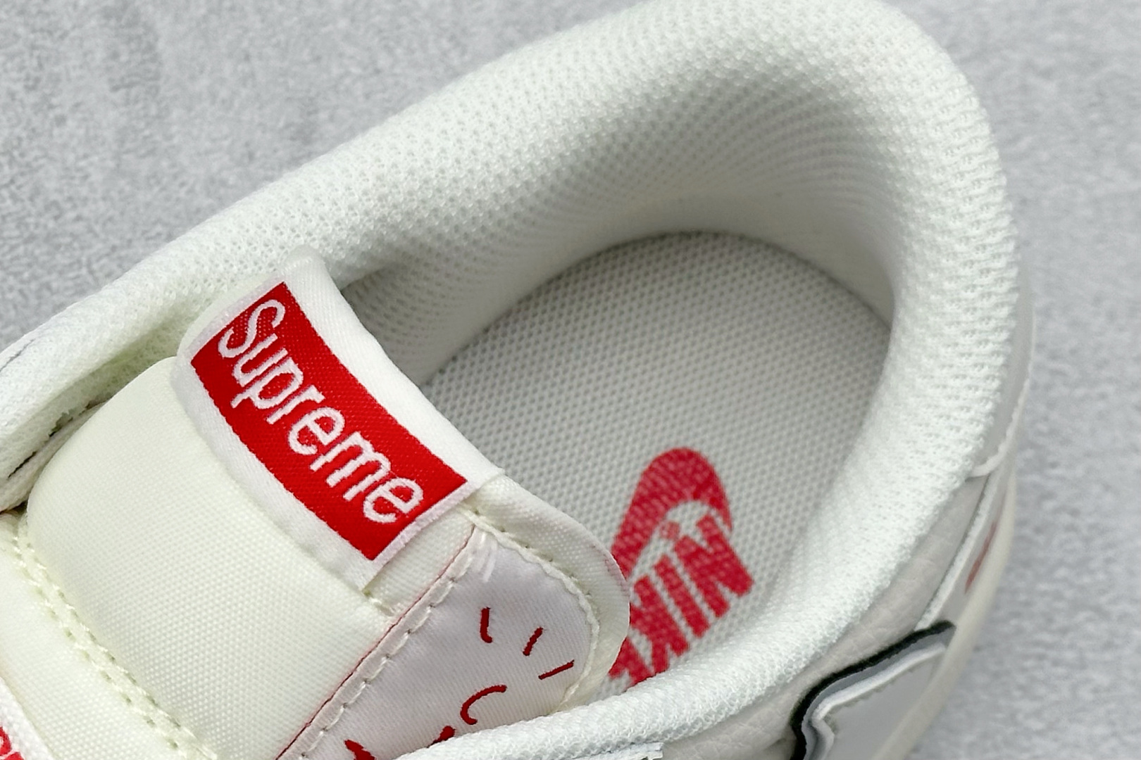 图片[8]-XC版Travis Scott x Fragment Design x Air Jordan 1 Low OG SP AJ1 乔1 Supreme联名 米白水晶 低帮文化休闲板鞋  #多方联名合作融合了Travis Scott 独特的音乐风格，藤原浩个性的设计风格以及Jordan品牌的经典元素 使其成为一双具有独特身份和价值的鞋子 清新而立体的外观加上联名标识更突出了其独特身份 这种配色方案显示出活力和时尚感 在视觉上引人注目 鞋身的质感和细腻的细节处理使其显得高端而格调十足 这款“倒钩”联名是设计与创意完美结合 融合多方的个性风格是一款备受瞩目的潮流鞋款  货号：XX3168-188 尺码：36 36.5 37.5 38 38.5 39 40 40.5 41 42 42.5 43 44 44.5 45-选品中心