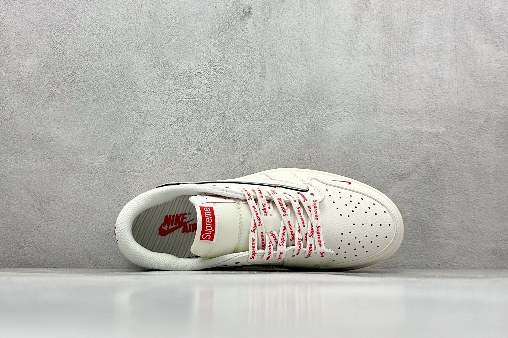 图片[3]-XC版Travis Scott x Fragment Design x Air Jordan 1 Low OG SP AJ1 乔1 Supreme联名 米白水晶 低帮文化休闲板鞋  #多方联名合作融合了Travis Scott 独特的音乐风格，藤原浩个性的设计风格以及Jordan品牌的经典元素 使其成为一双具有独特身份和价值的鞋子 清新而立体的外观加上联名标识更突出了其独特身份 这种配色方案显示出活力和时尚感 在视觉上引人注目 鞋身的质感和细腻的细节处理使其显得高端而格调十足 这款“倒钩”联名是设计与创意完美结合 融合多方的个性风格是一款备受瞩目的潮流鞋款  货号：XX3168-188 尺码：36 36.5 37.5 38 38.5 39 40 40.5 41 42 42.5 43 44 44.5 45-选品中心