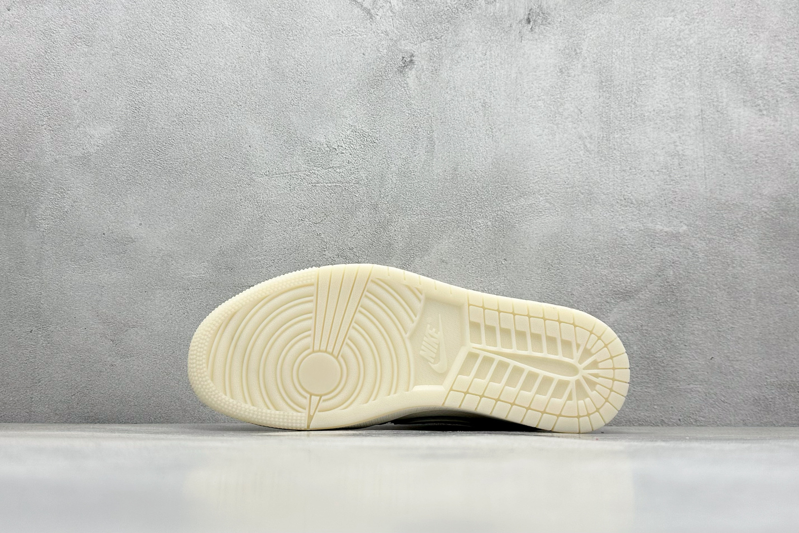 图片[4]-XC版Travis Scott x Fragment Design x Air Jordan 1 Low OG SP AJ1 乔1 Supreme联名 米白水晶 低帮文化休闲板鞋  #多方联名合作融合了Travis Scott 独特的音乐风格，藤原浩个性的设计风格以及Jordan品牌的经典元素 使其成为一双具有独特身份和价值的鞋子 清新而立体的外观加上联名标识更突出了其独特身份 这种配色方案显示出活力和时尚感 在视觉上引人注目 鞋身的质感和细腻的细节处理使其显得高端而格调十足 这款“倒钩”联名是设计与创意完美结合 融合多方的个性风格是一款备受瞩目的潮流鞋款  货号：XX3168-188 尺码：36 36.5 37.5 38 38.5 39 40 40.5 41 42 42.5 43 44 44.5 45-选品中心