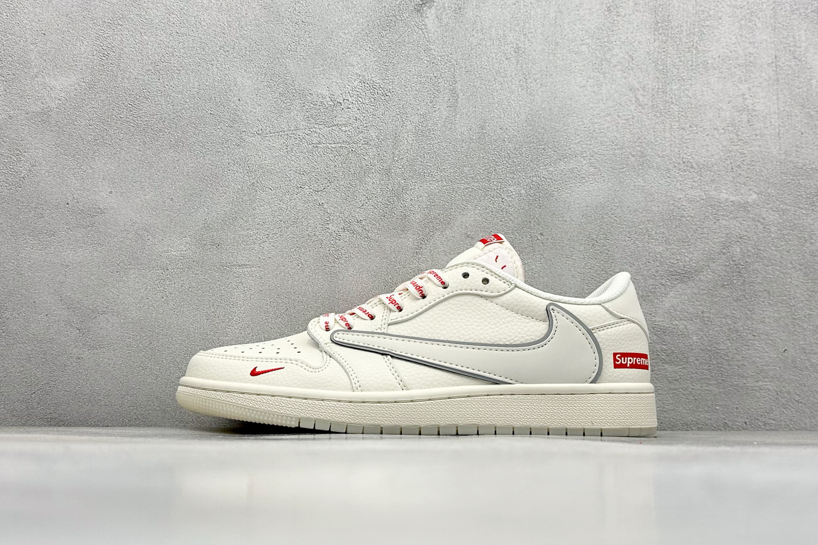 XC版Travis Scott x Fragment Design x Air Jordan 1 Low OG SP AJ1 乔1 Supreme联名 米白水晶 低帮文化休闲板鞋  #多方联名合作融合了Travis Scott 独特的音乐风格，藤原浩个性的设计风格以及Jordan品牌的经典元素 使其成为一双具有独特身份和价值的鞋子 清新而立体的外观加上联名标识更突出了其独特身份 这种配色方案显示出活力和时尚感 在视觉上引人注目 鞋身的质感和细腻的细节处理使其显得高端而格调十足 这款“倒钩”联名是设计与创意完美结合 融合多方的个性风格是一款备受瞩目的潮流鞋款  货号：XX3168-188 尺码：36 36.5 37.5 38 38.5 39 40 40.5 41 42 42.5 43 44 44.5 45-选品中心