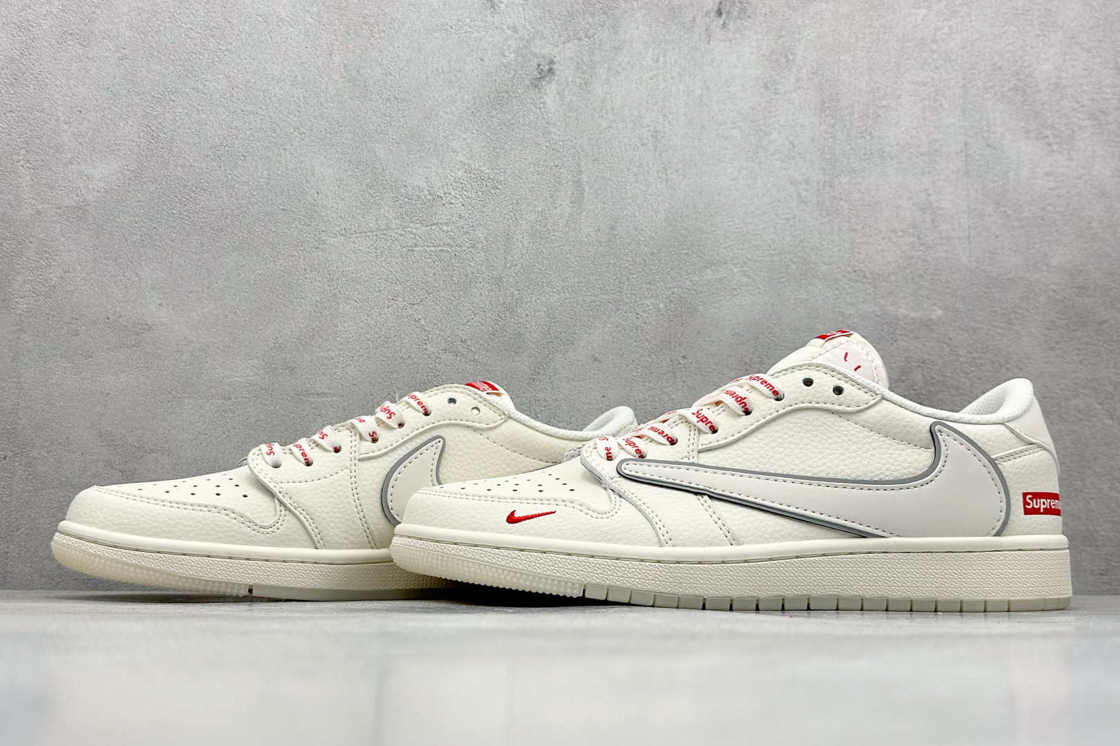 图片[5]-XC版Travis Scott x Fragment Design x Air Jordan 1 Low OG SP AJ1 乔1 Supreme联名 米白水晶 低帮文化休闲板鞋  #多方联名合作融合了Travis Scott 独特的音乐风格，藤原浩个性的设计风格以及Jordan品牌的经典元素 使其成为一双具有独特身份和价值的鞋子 清新而立体的外观加上联名标识更突出了其独特身份 这种配色方案显示出活力和时尚感 在视觉上引人注目 鞋身的质感和细腻的细节处理使其显得高端而格调十足 这款“倒钩”联名是设计与创意完美结合 融合多方的个性风格是一款备受瞩目的潮流鞋款  货号：XX3168-188 尺码：36 36.5 37.5 38 38.5 39 40 40.5 41 42 42.5 43 44 44.5 45-选品中心